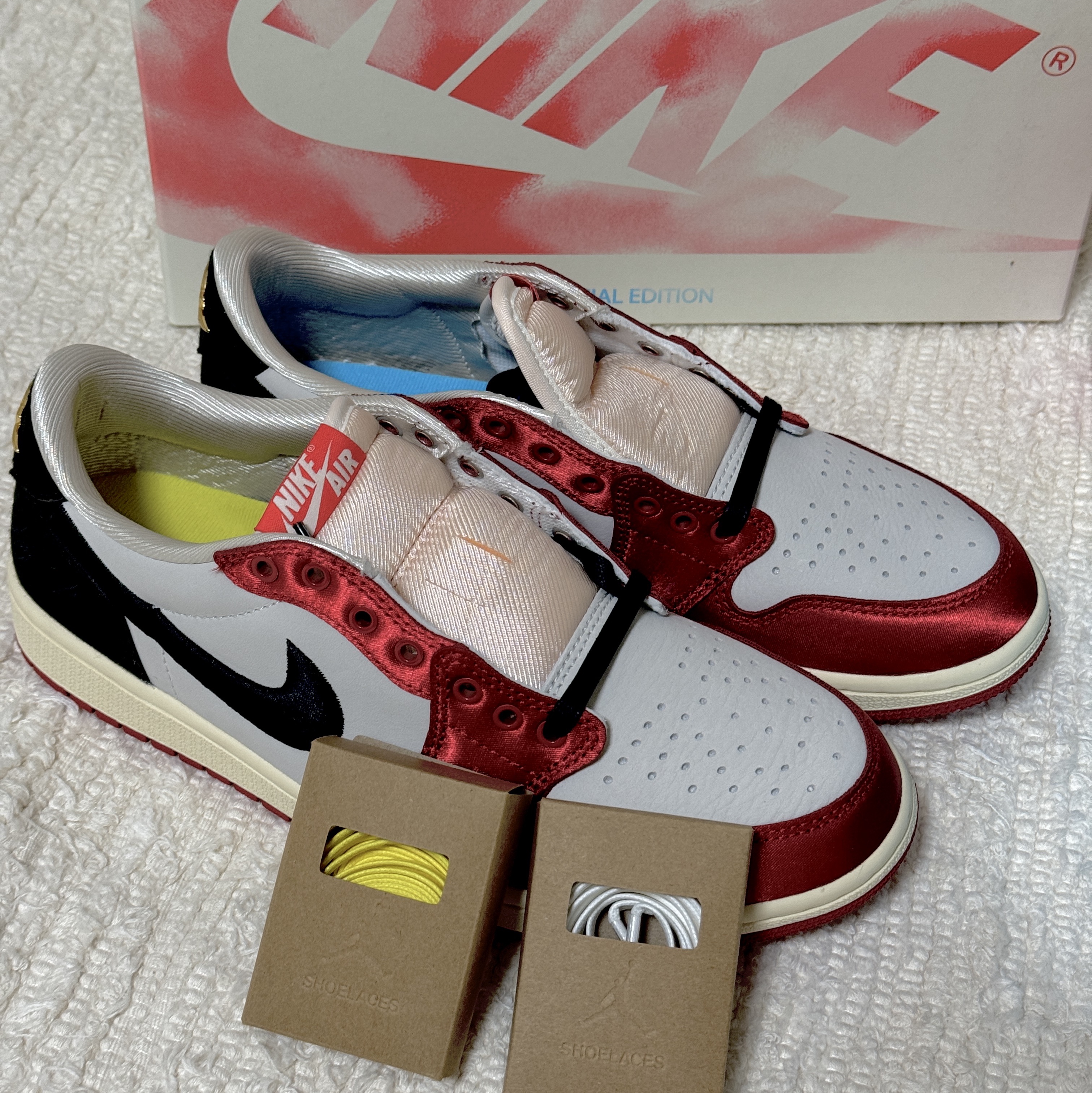 Jordan 1 x Trophy Room Retro Low OG SP Sail Varsity Red 착용 스타일 - 7