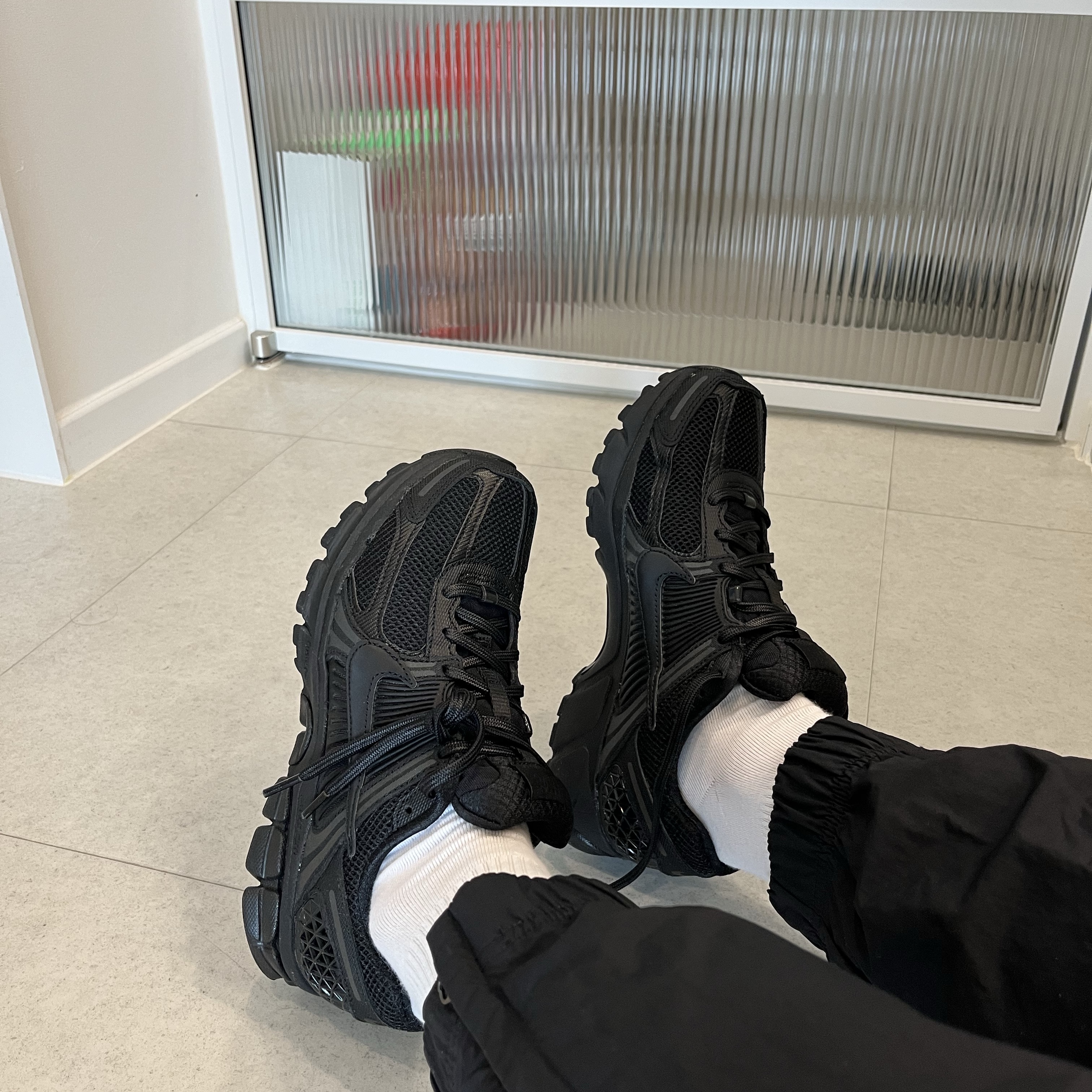 Nike Zoom Vomero 5 SP Black 착용 스타일 - 2