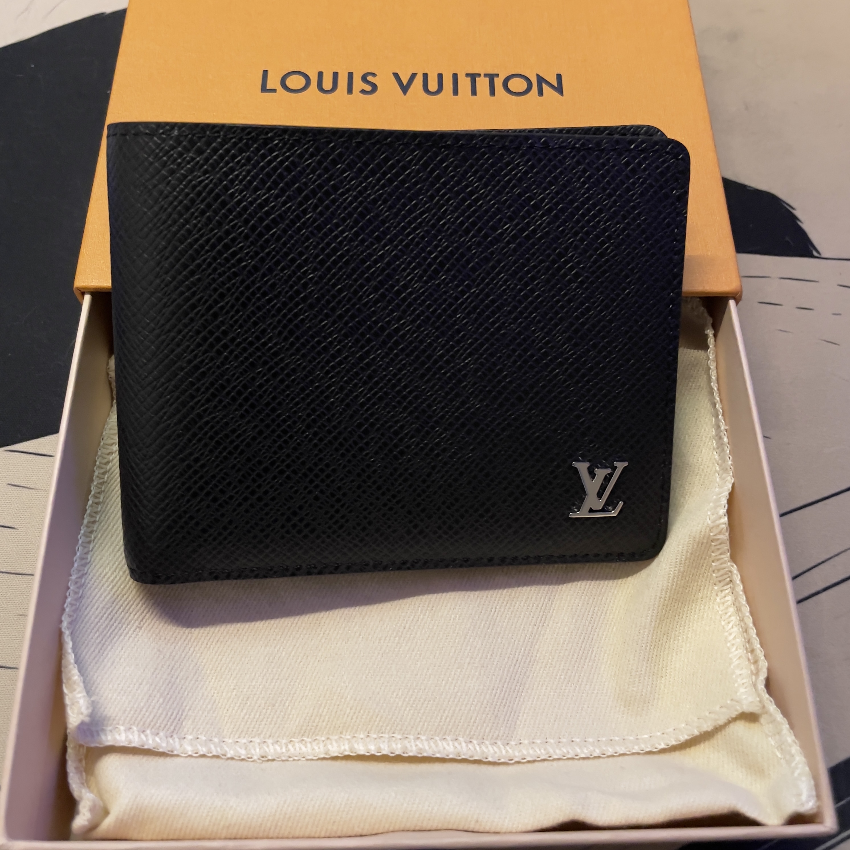 Louis Vuitton Multiple Wallet Taiga Black 착용 스타일 - 2