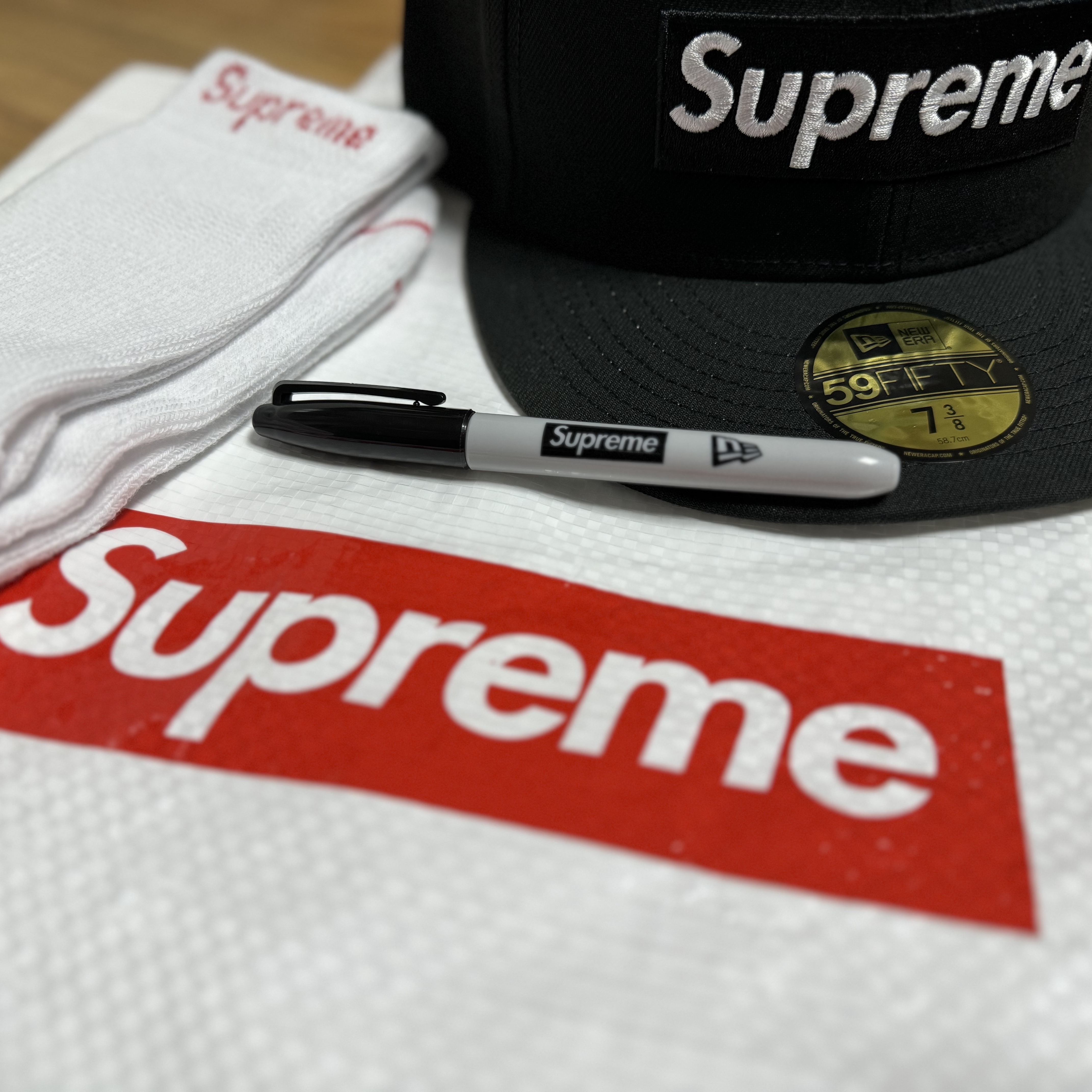 Supreme Sharpie Box Logo New Era Black - 24SS, Supreme Hanes Crew Socks White (4 Pack) 착용 스타일 - 1