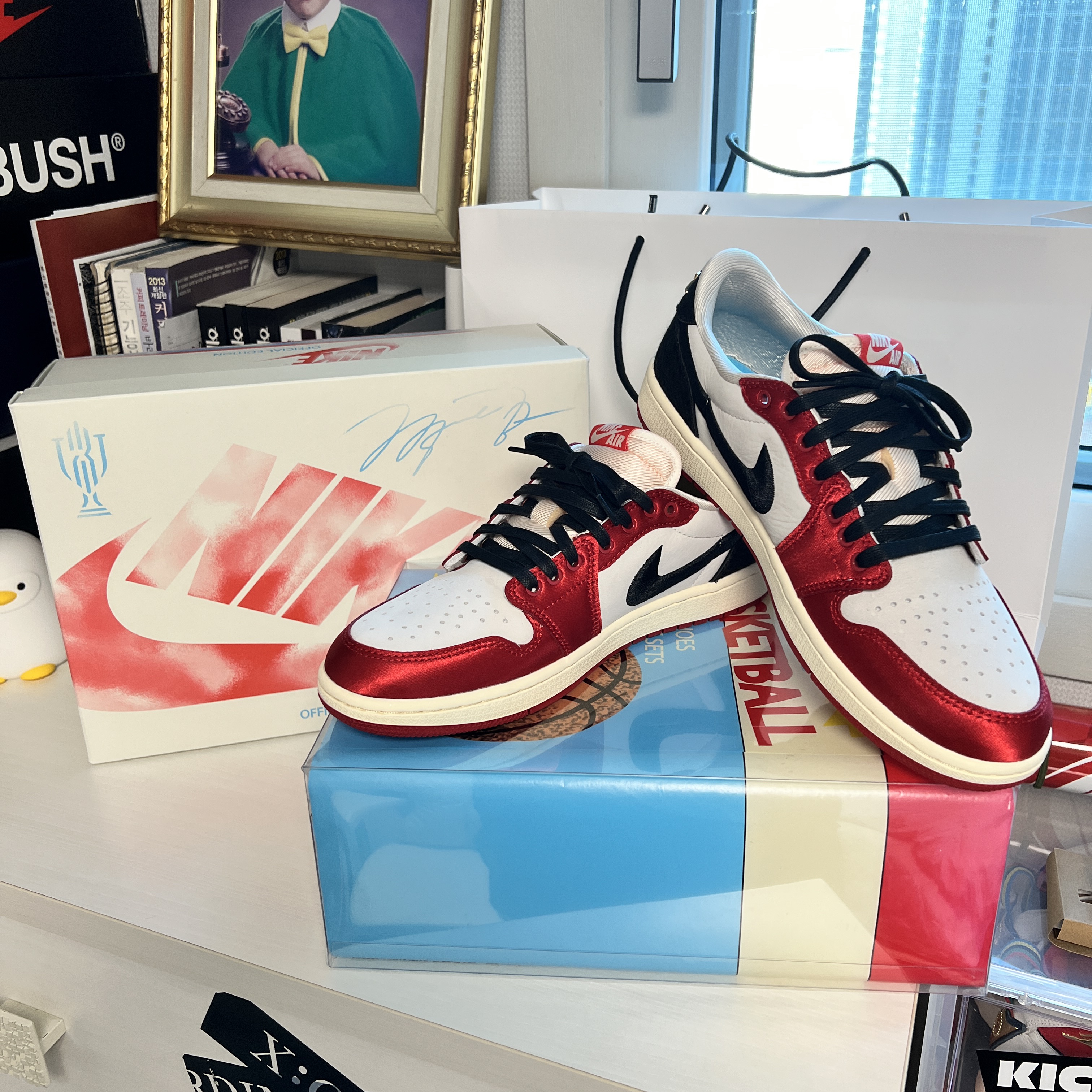 Jordan 1 x Trophy Room Retro Low OG SP Sail Varsity Red 착용 스타일 - 1