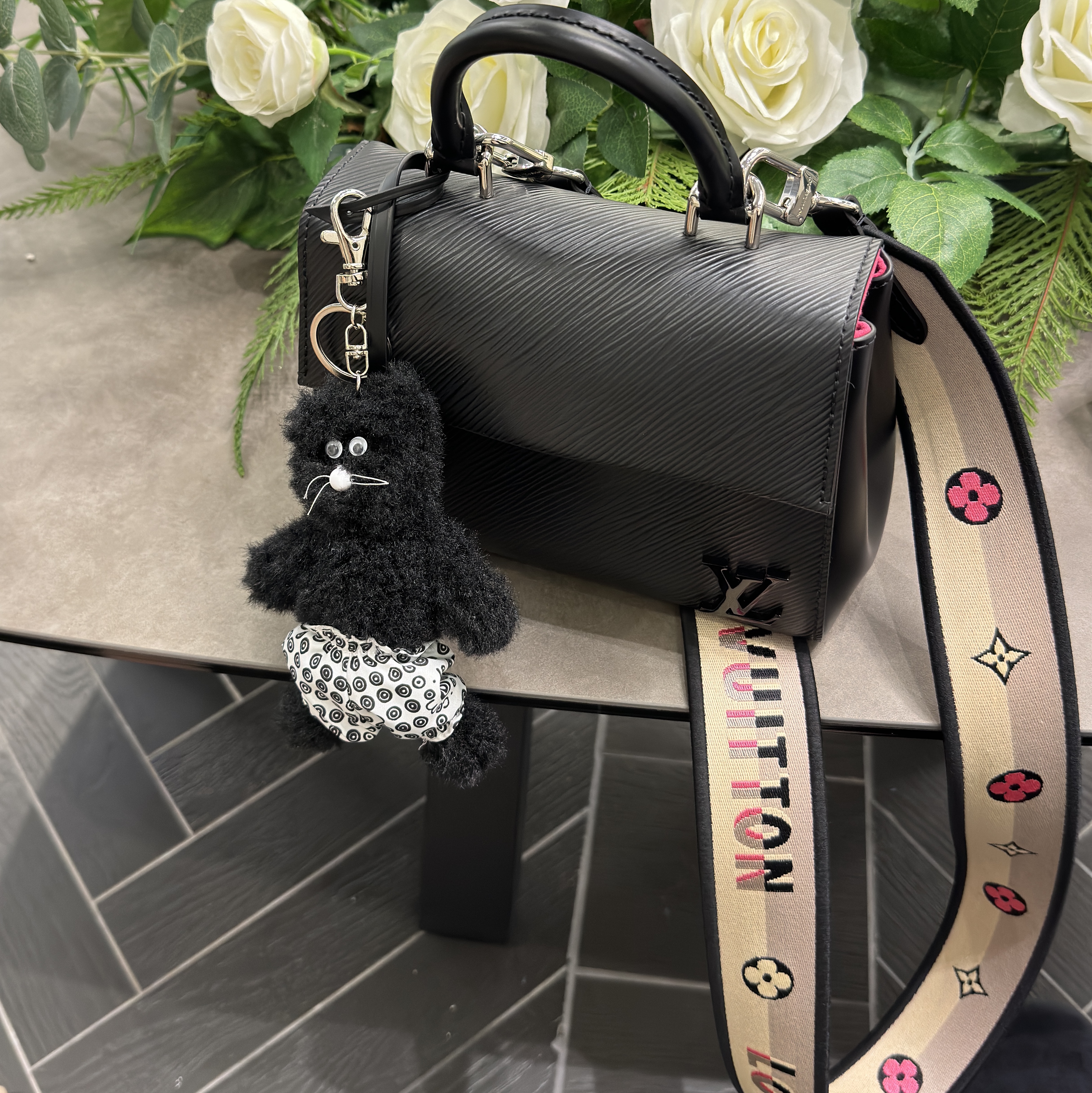 Monamhee x 10 Corso Como Bianco Keyring Black, Louis Vuitton Cluny Mini Epi Black 착용 스타일