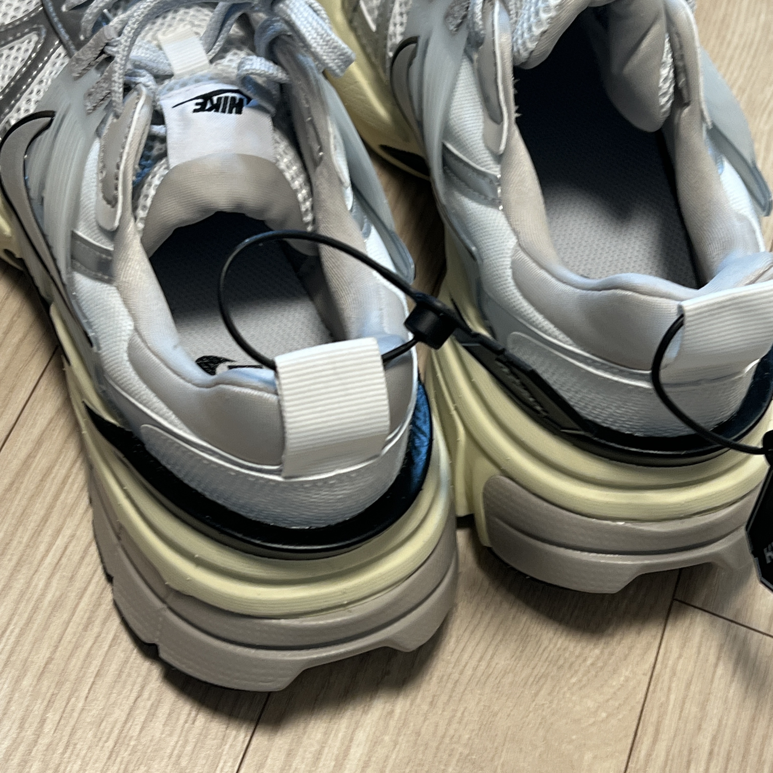 Nike V2K Run Summit White Metallic Silver 착용 스타일 - 4