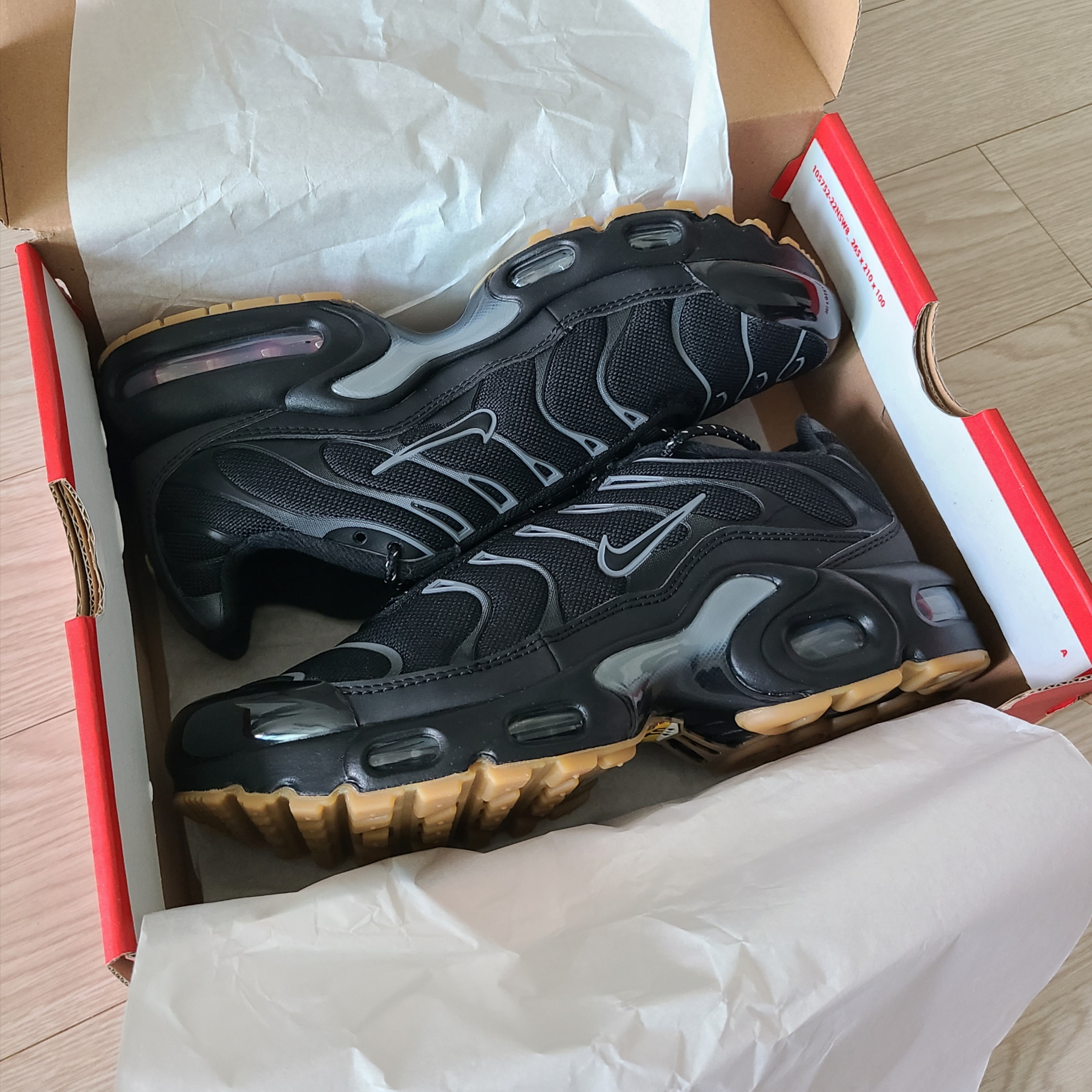 (GS) Nike Air Max Plus Black Smoke Grey 착용 스타일 - 1