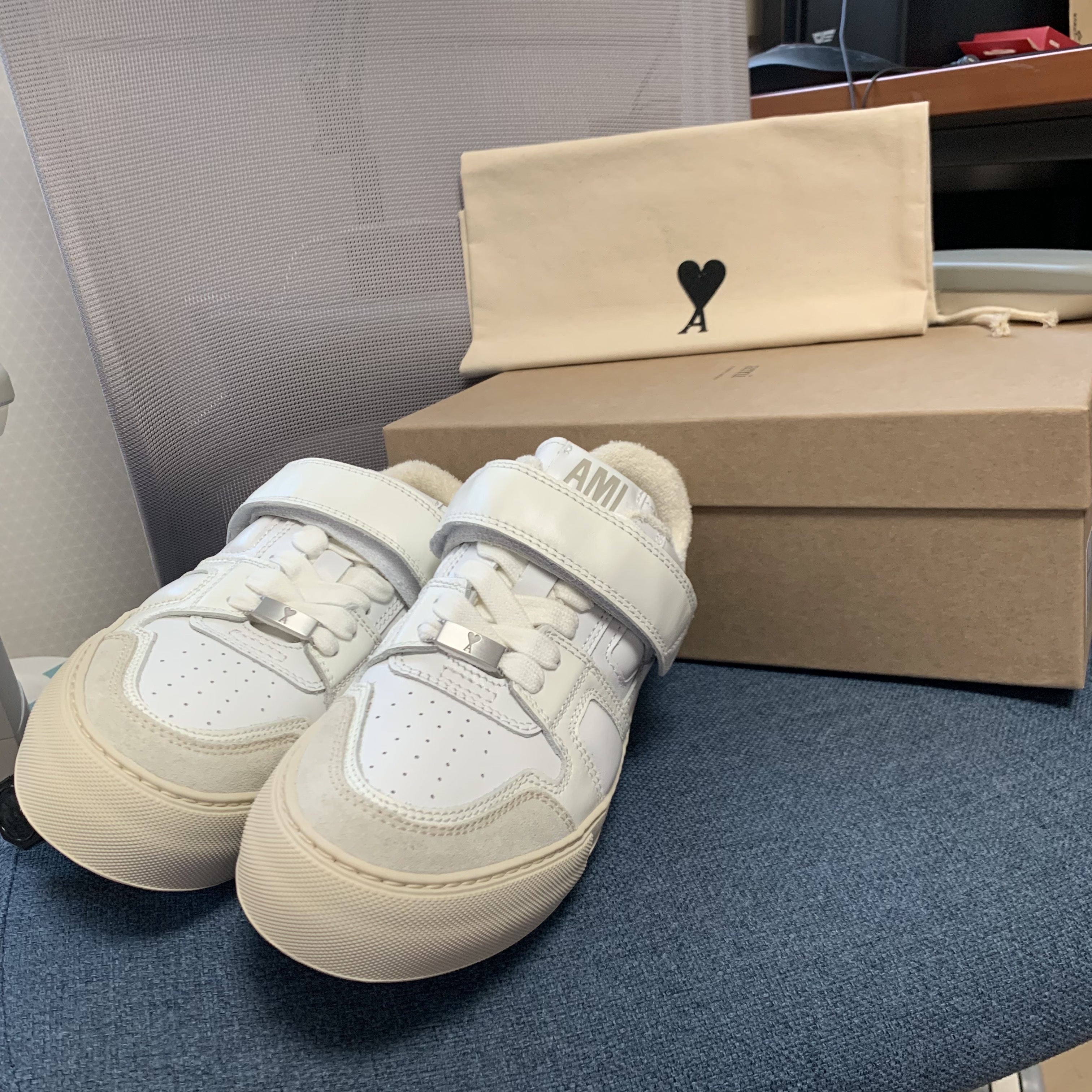 AMI Low Top Ami Arcade Sneakers White 착용 스타일 - 1