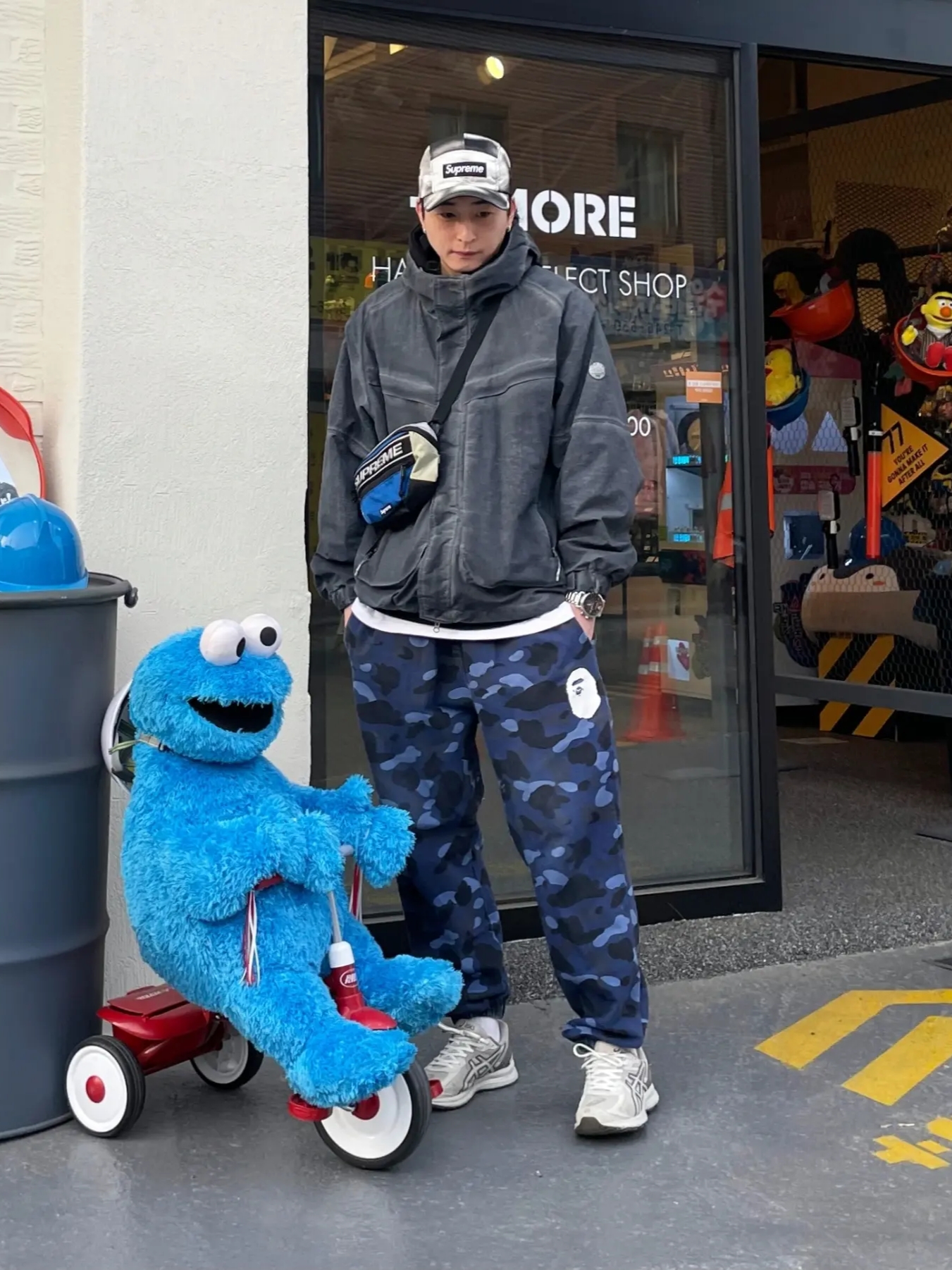 Supreme Waist Bag Blue - 23FW, Supreme Washed Satin Camo Camp Cap Snow Camo - 21SS 착용 스타일