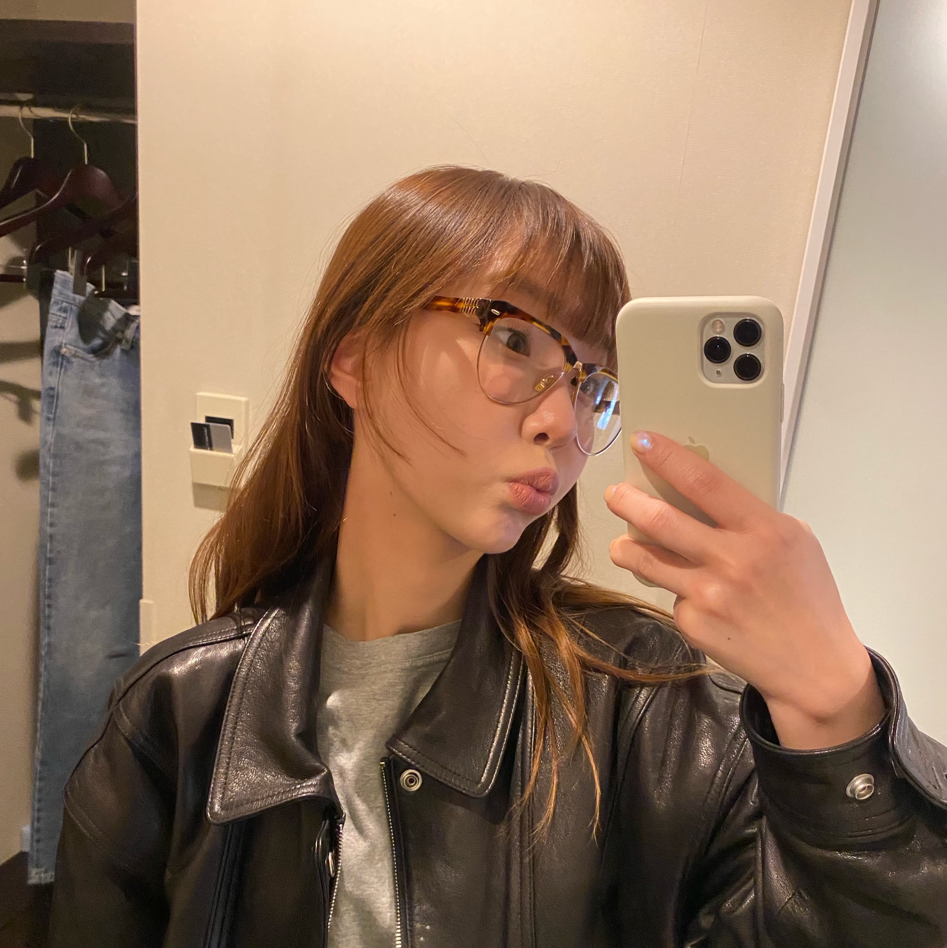(W) New Balance x Miu Miu 530 Suede Mesh Sneakers Ecru, (W) Prada Plexiglas Hair Clip Black 착용 스타일 - 4