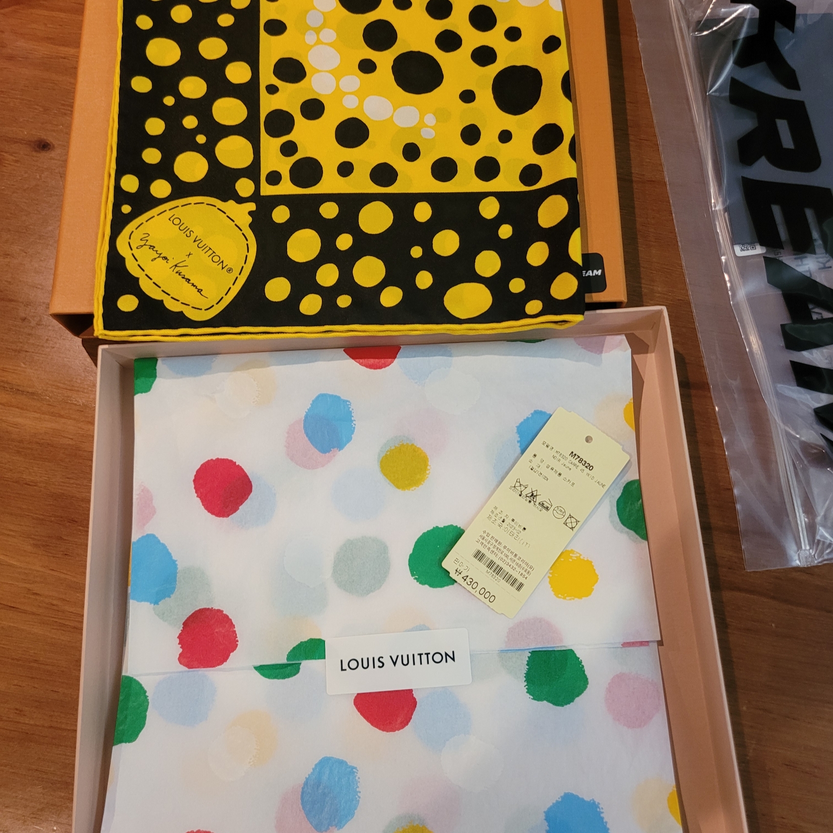 (W) Louis Vuitton x YK Infinity Dots Square 45 Yellow Black 착용 스타일 - 2
