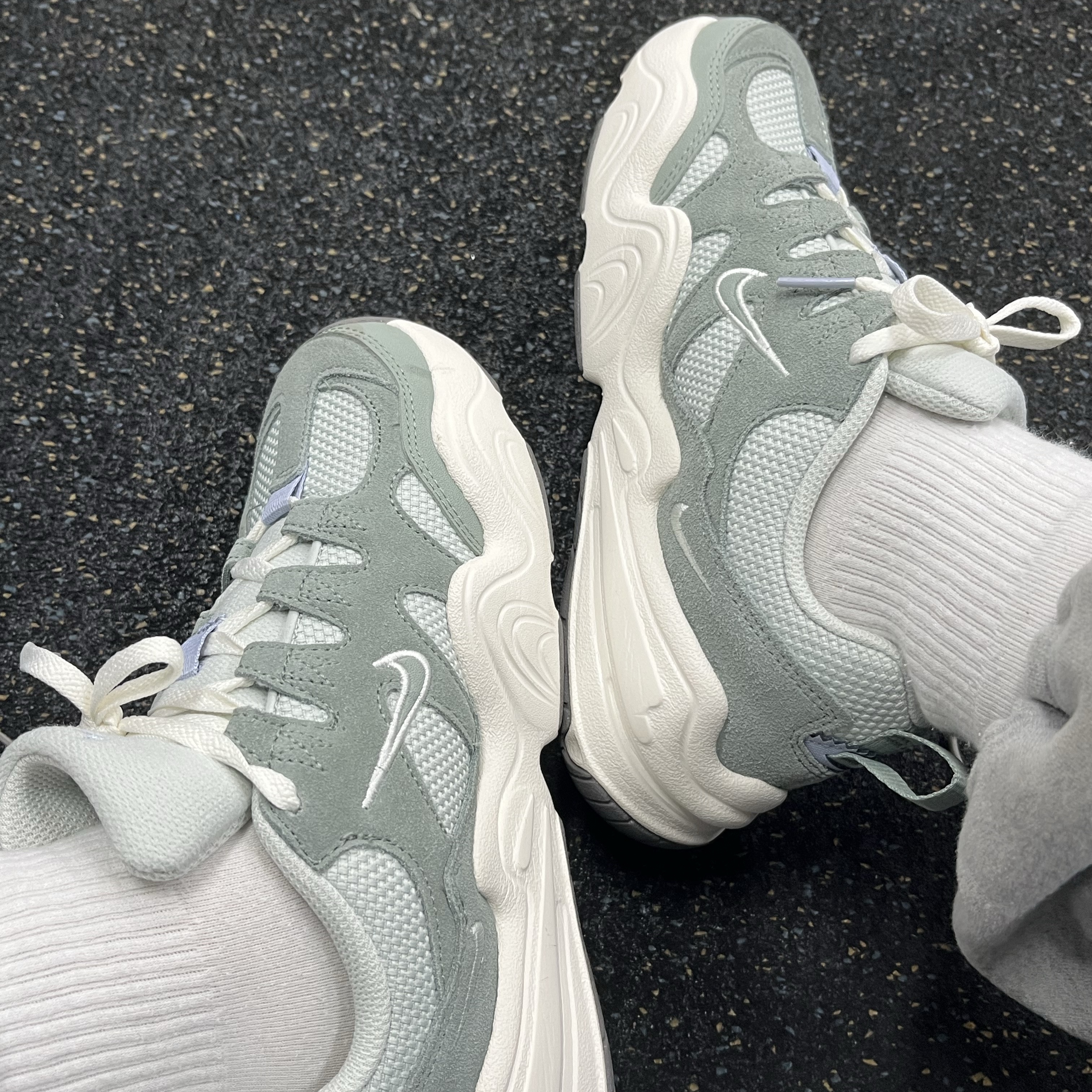 (W) Nike Tech Hera Light Silver Mica Green 착용 스타일