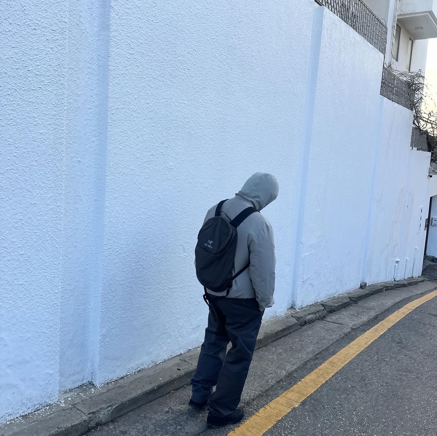Nike x Supreme Air Humara 17 Black, Arc'teryx Konseal 15 Backpack Black 착용 스타일 - 2