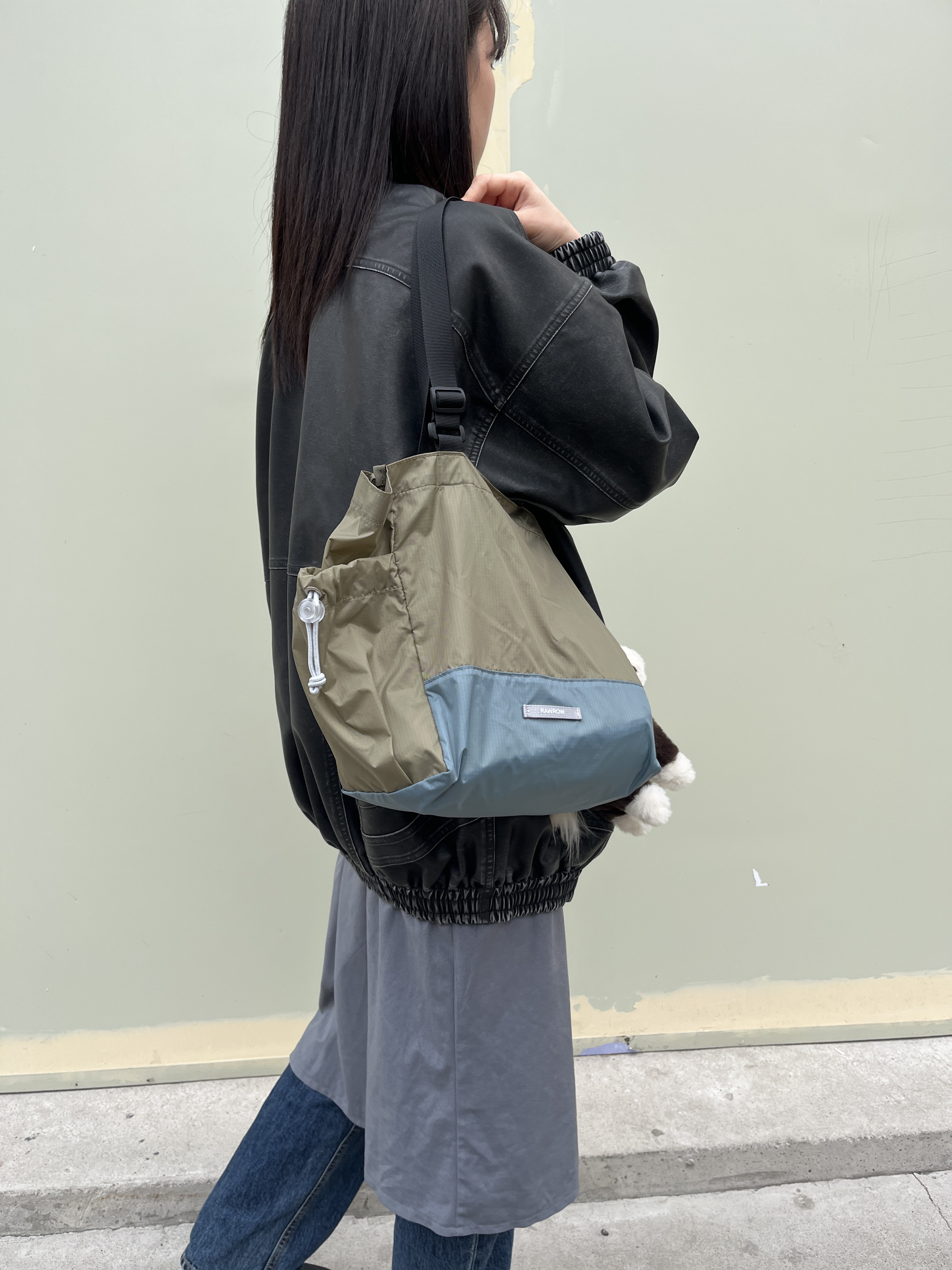 RAWROW Travel String Backpack Mini 720 Olive & Sage Blue, RAWROW Travel String Shoulder Bag S 720 Olive 착용 스타일 - 6