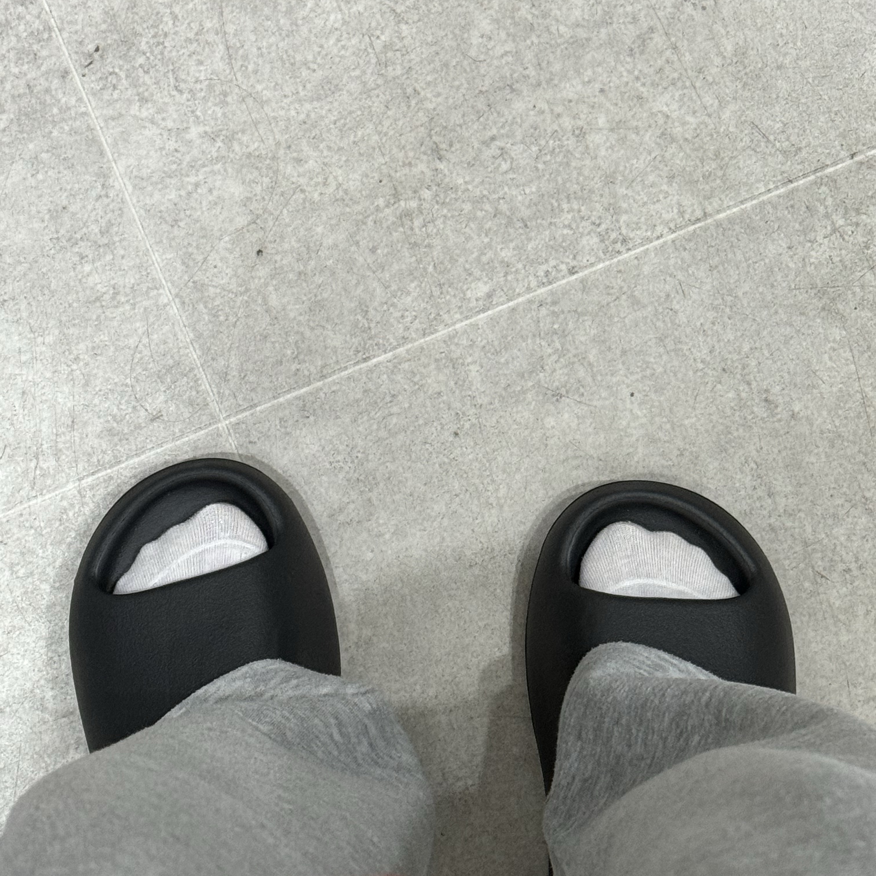 Adidas Yeezy Slide Onyx 착용 스타일