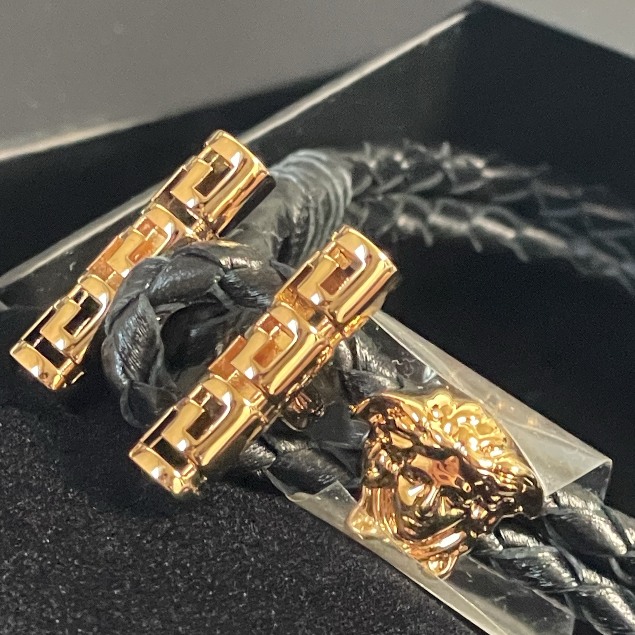 Versace Medusa Intrecciato Bracelet Black, Bottega Veneta Nappa Bracelet Black 착용 스타일 - 3