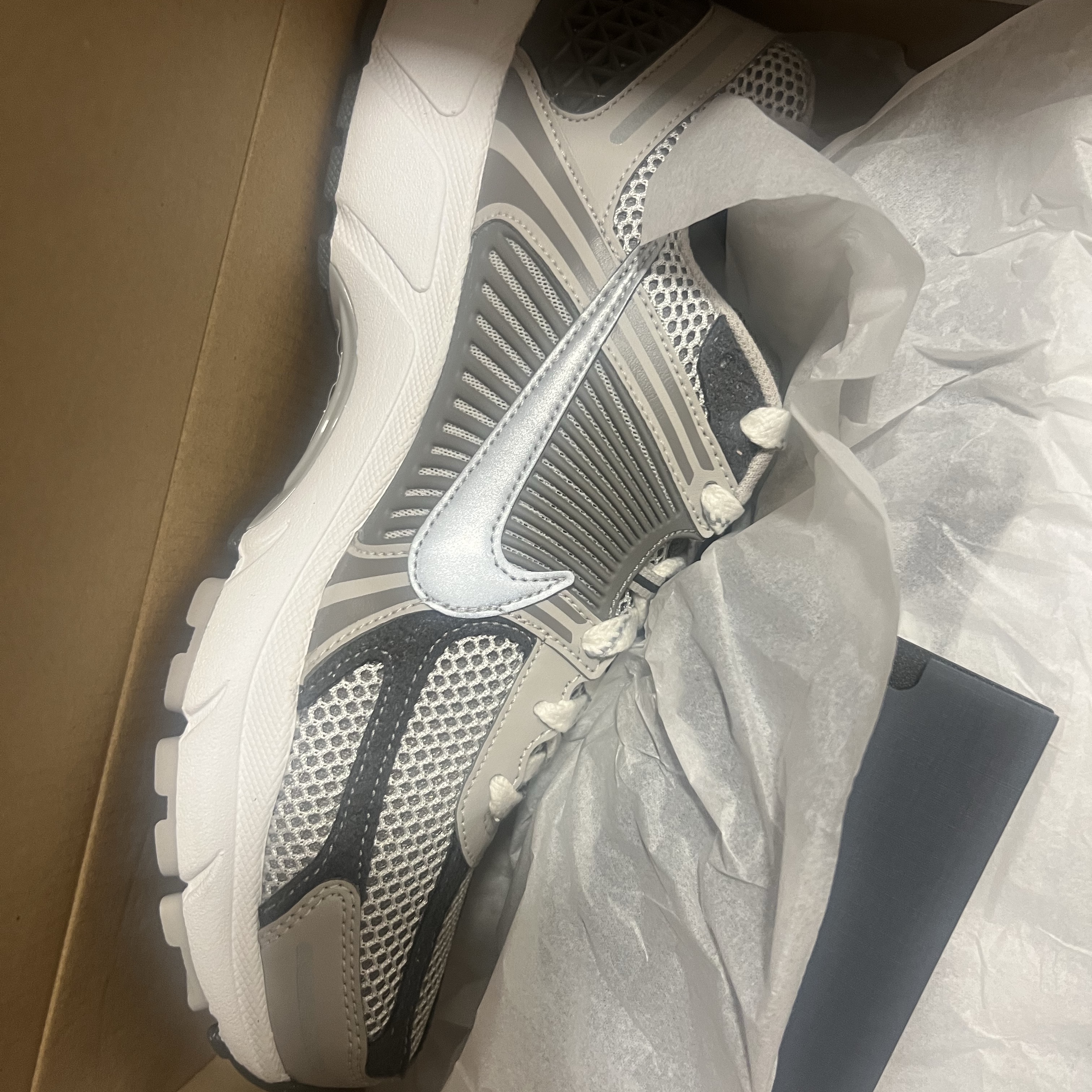 Nike Zoom Vomero 5 PRM Light Iron Ore and Flat Fewter 착용 스타일 - 2