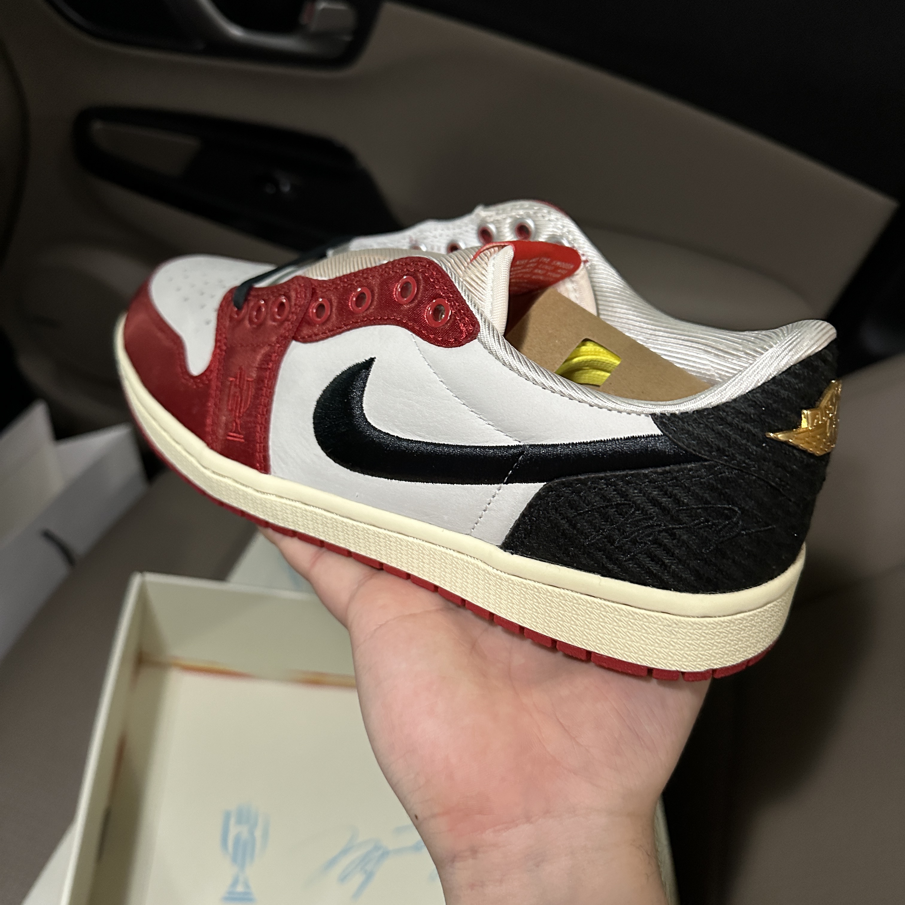 Jordan 1 x Trophy Room Retro Low OG SP Sail Varsity Red 착용 스타일 - 1