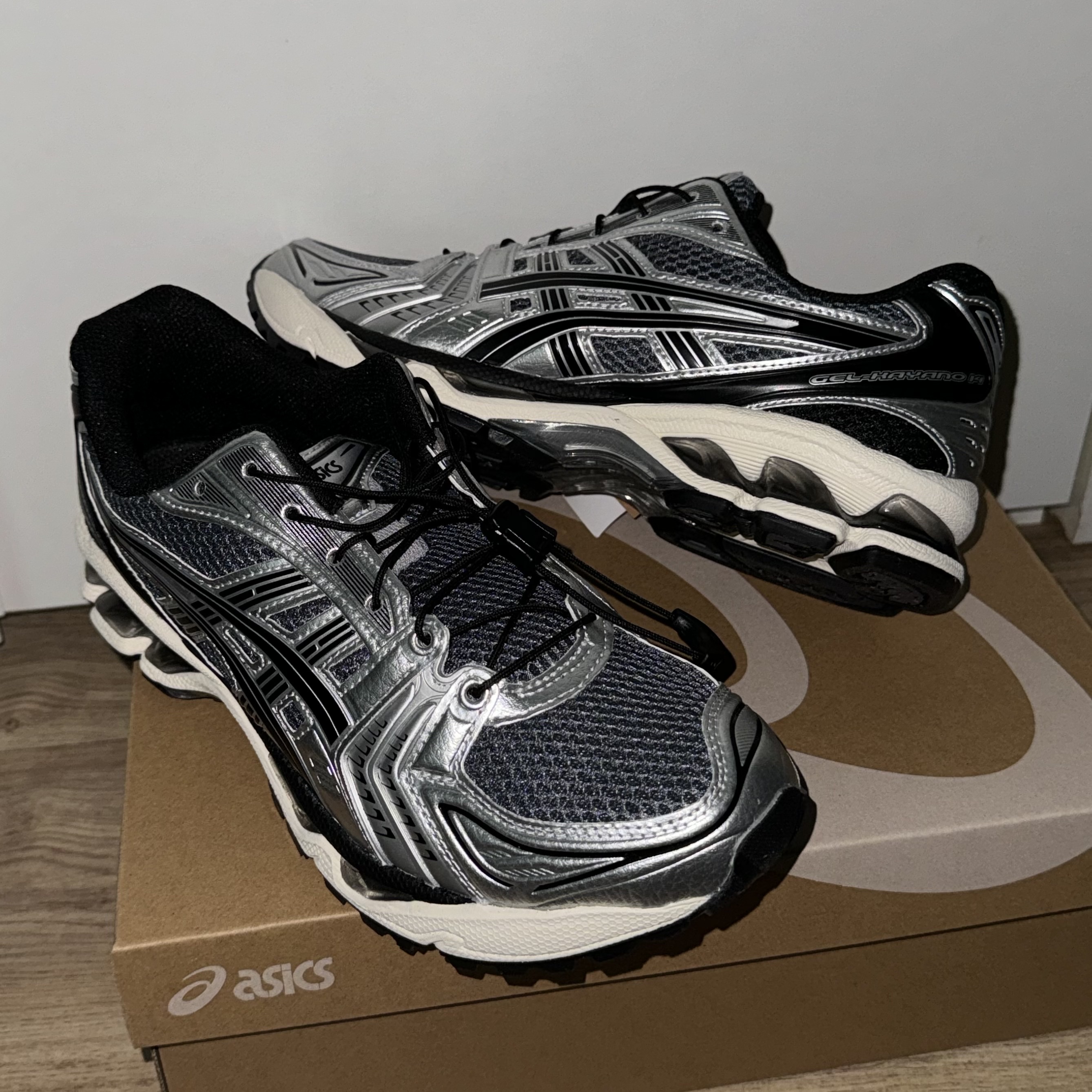 Asics Unlimited Gel-Kayano 14 Carrier Grey Black 착용 스타일
