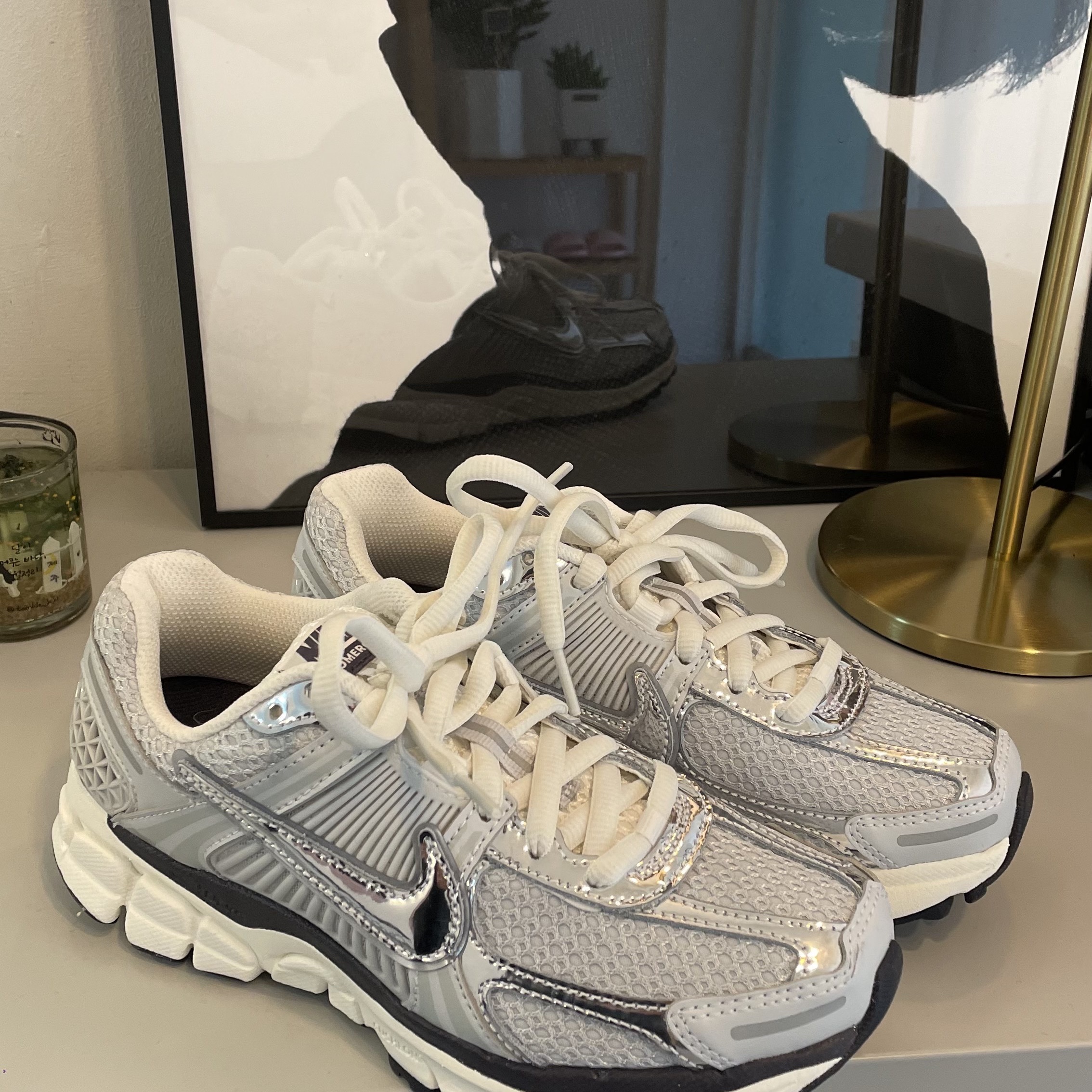 (W) Nike Zoom Vomero 5 Photon Dust and Metallic Silver 착용 스타일 - 3
