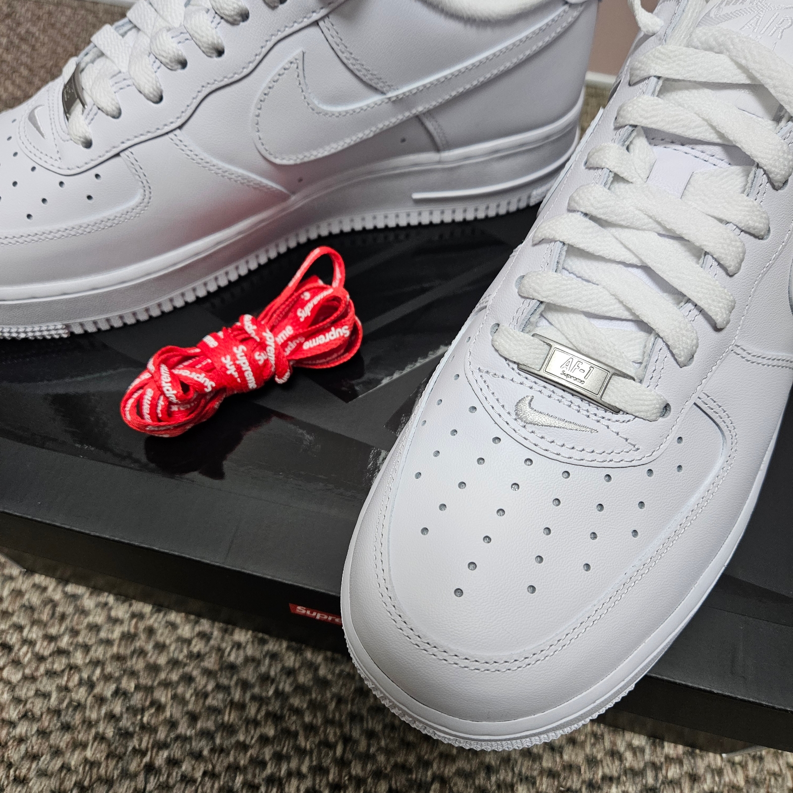 Nike x Supreme Air Force 1 Low White 착용 스타일 - 3