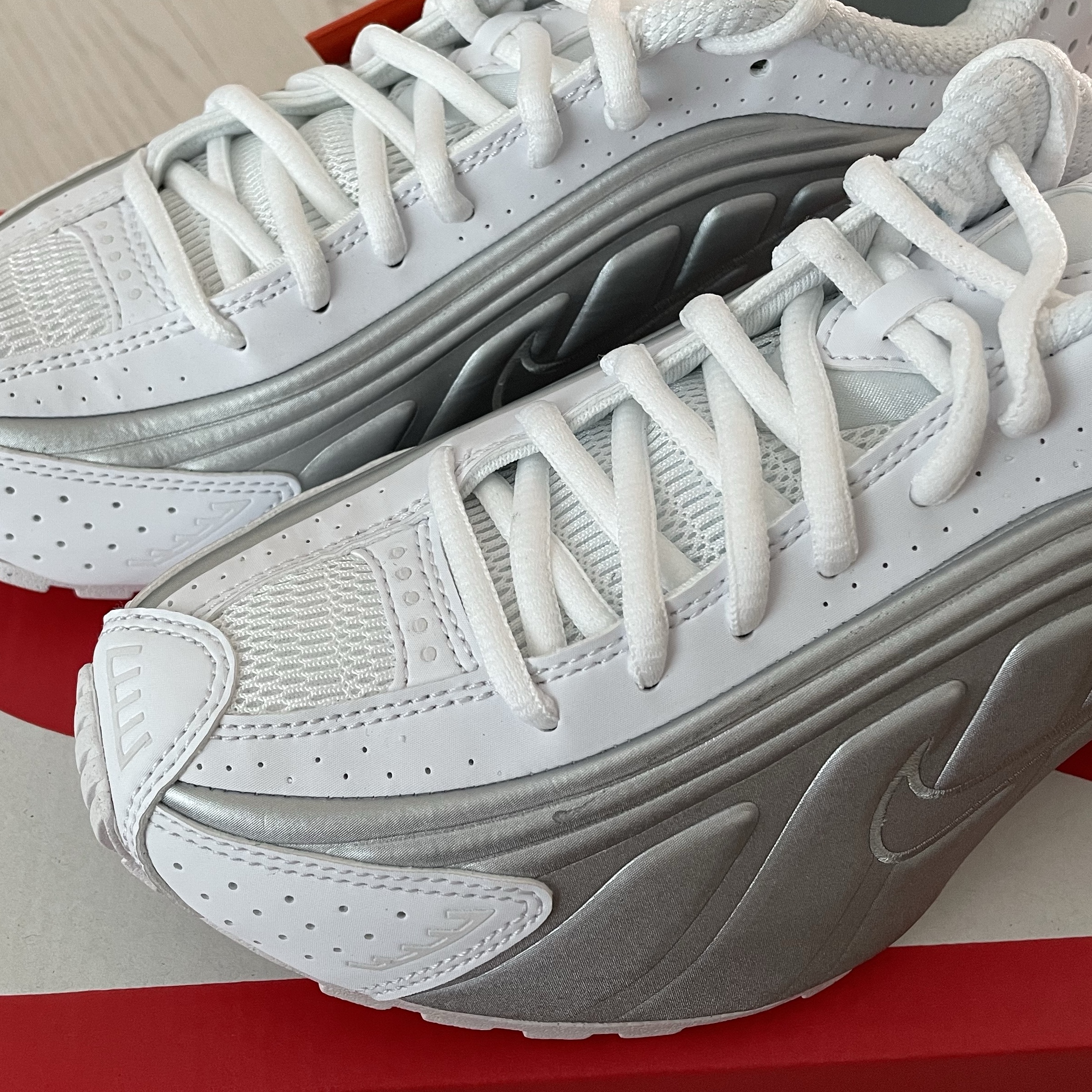 (W) Nike Shox R4 White Metallic Silver 착용 스타일 - 1