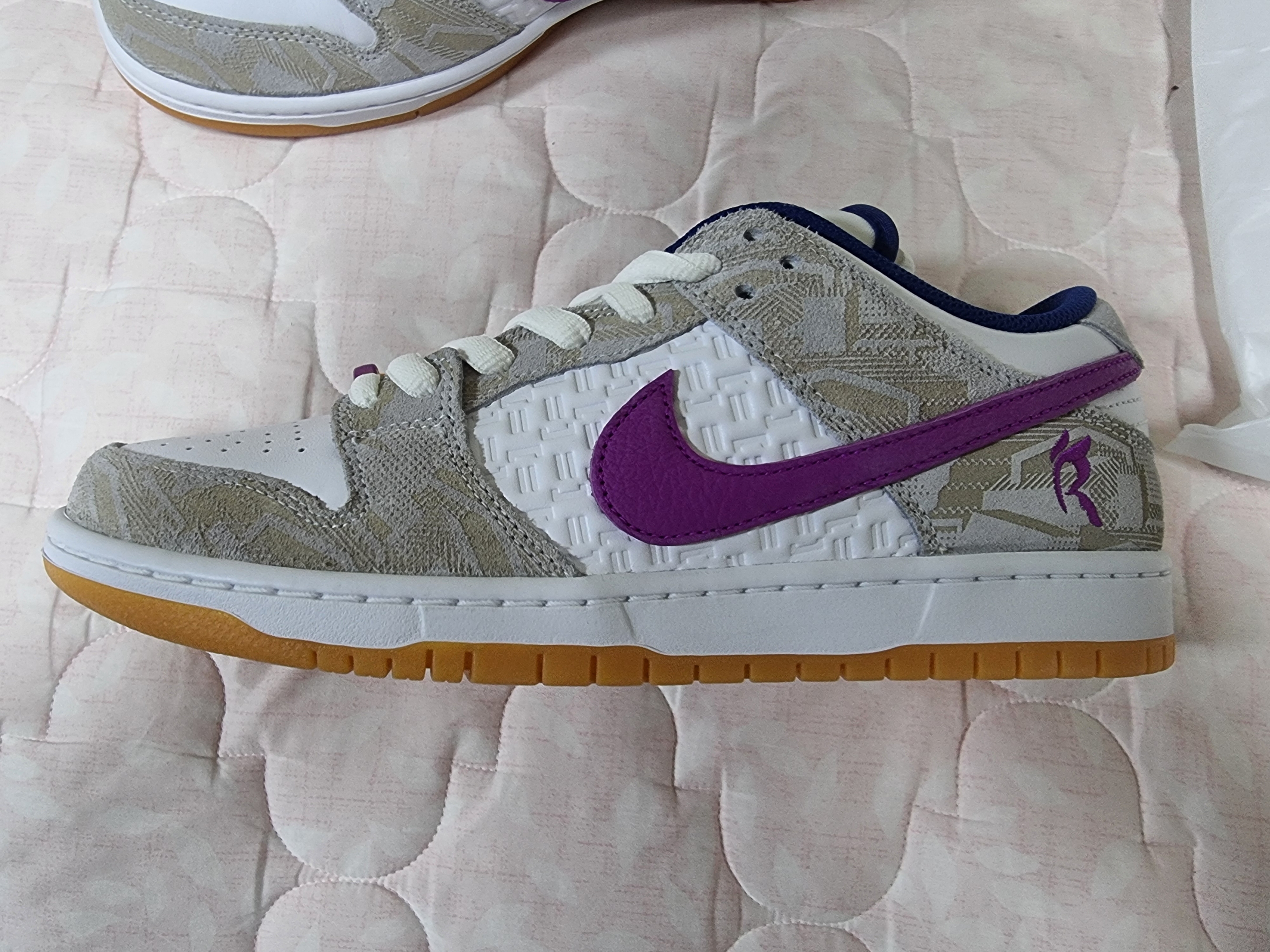 Nike x Rayssa Leal SB Dunk Low PRM Pure Platinum Vivid Purple 착용 스타일 - 3