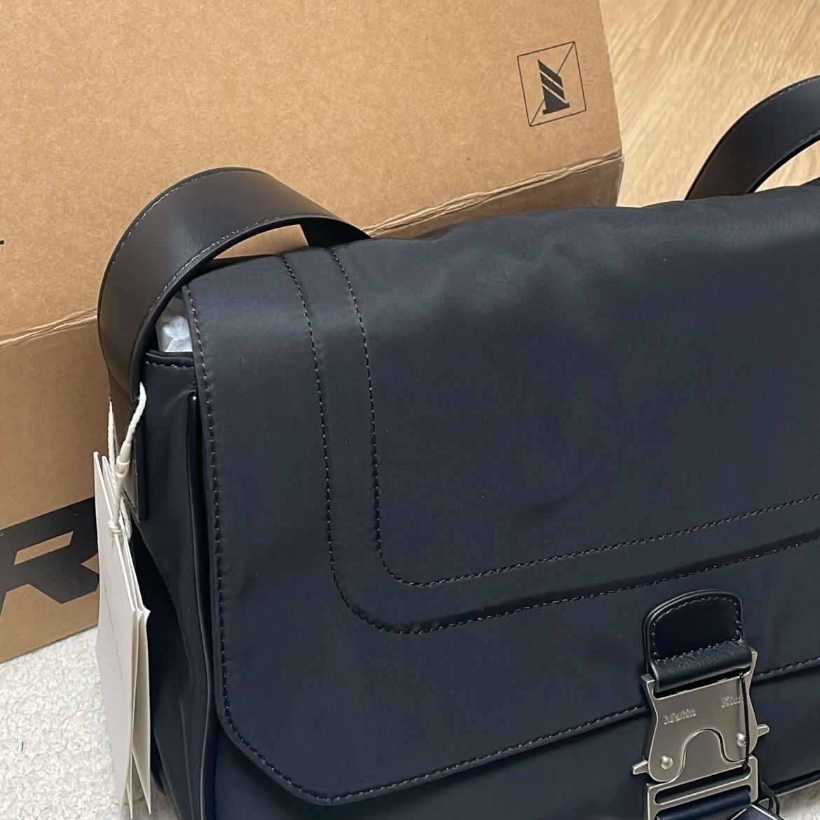 Matin Kim Buckle Bag Black 착용 스타일