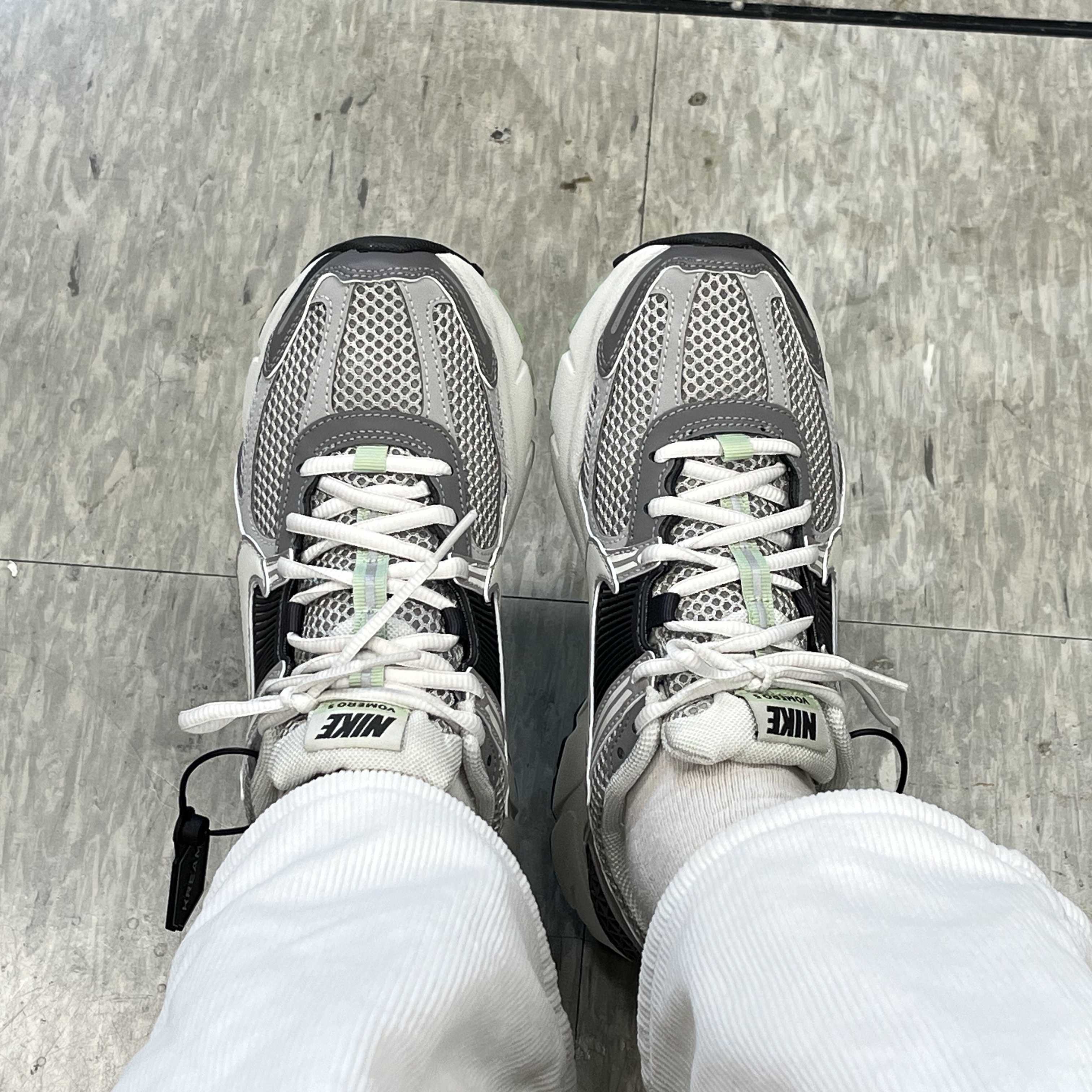 (W) Nike Zoom Vomero 5 Cobblestone and Flat Pewter 착용 스타일 - 3