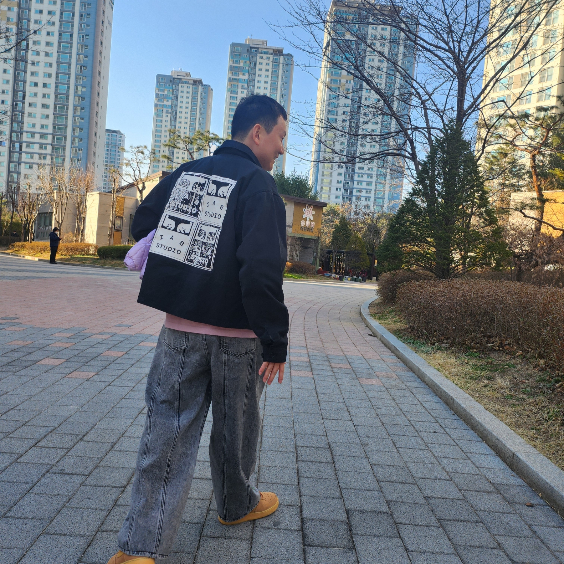 IAB Studio x Obey Poster Zip Jacket Anthracite 착용 스타일