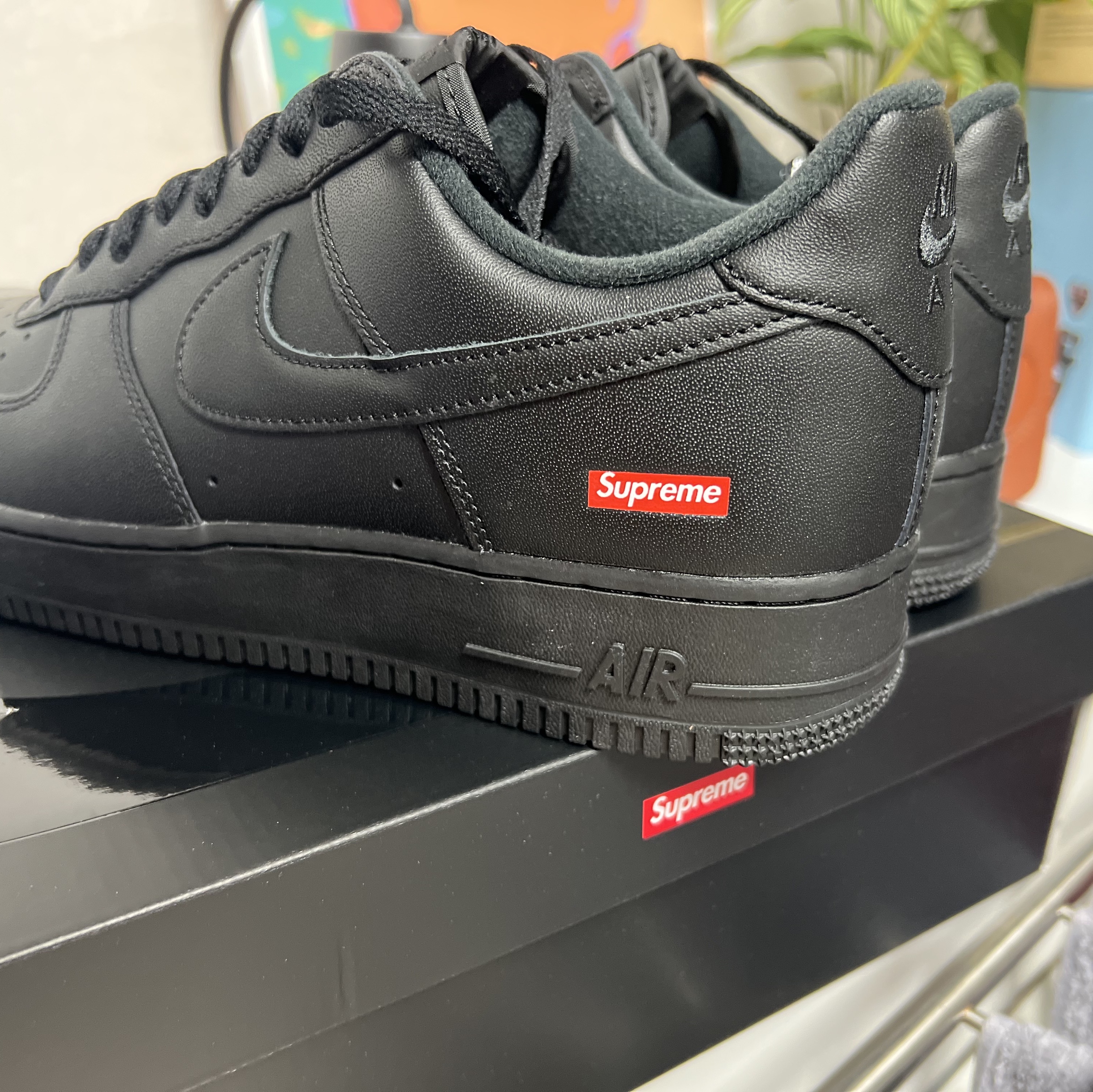 Nike x Supreme Air Force 1 Low Black 착용 스타일 - 3