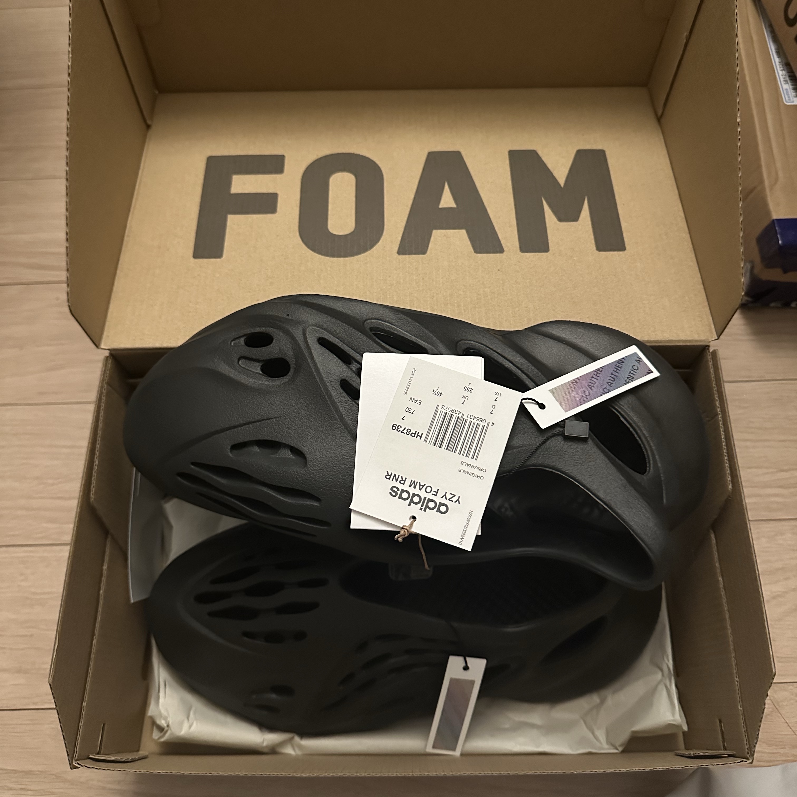 Adidas Yeezy Foam RNNR Onyx 착용 스타일 - 2