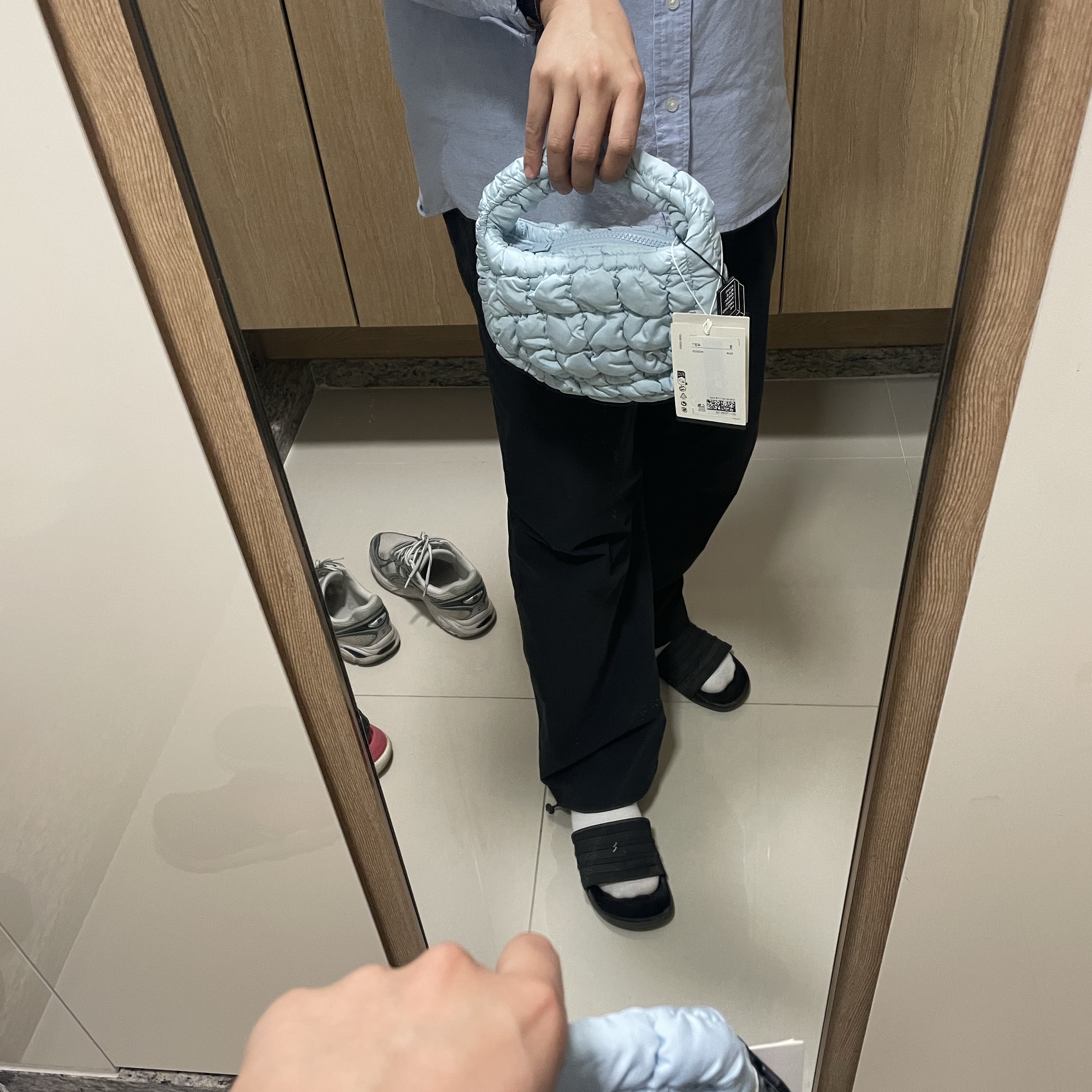 COS Quilted Micro Bag Light Blue 착용 스타일