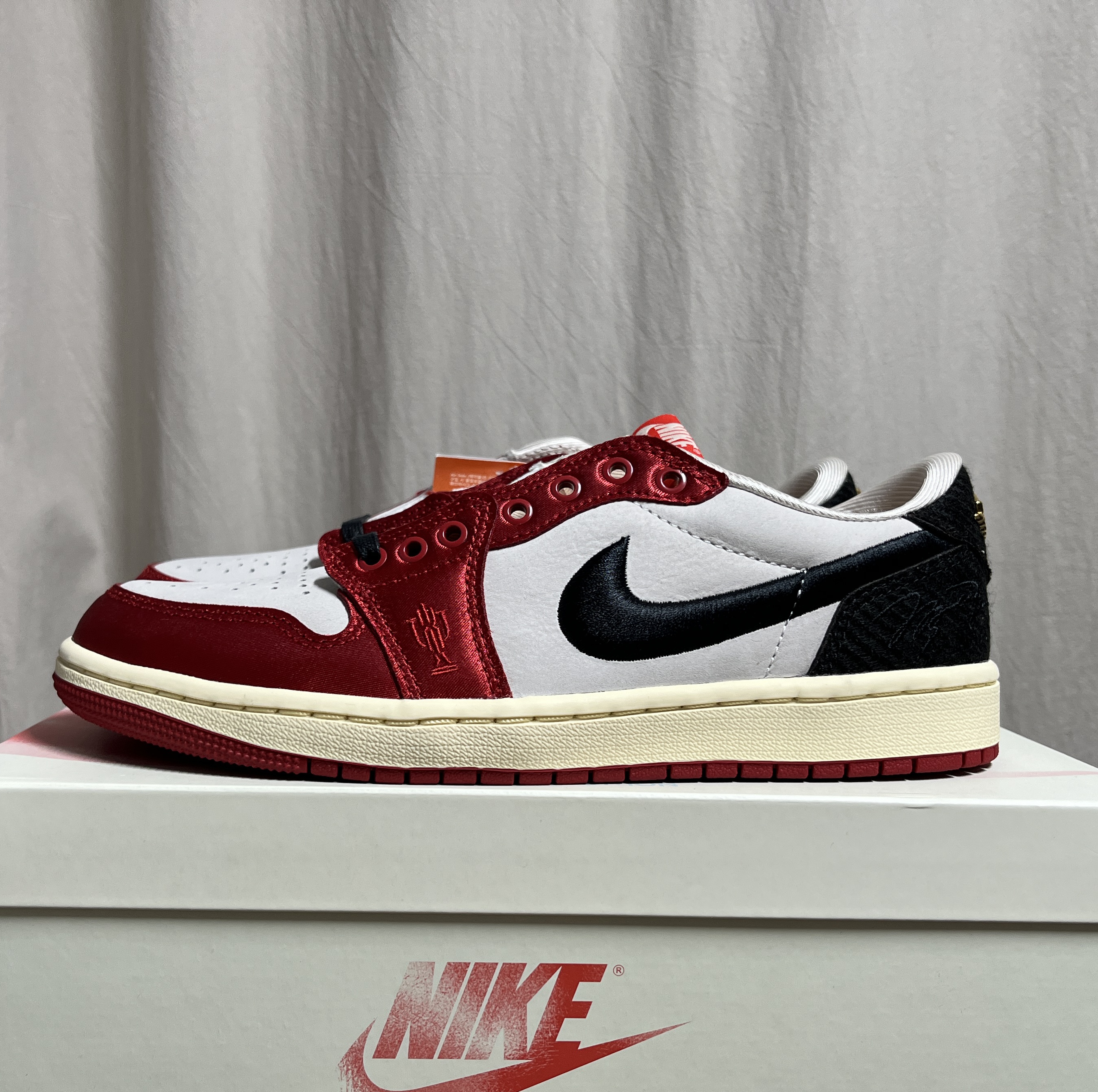 Jordan 1 x Trophy Room Retro Low OG SP Sail Varsity Red 착용 스타일 - 1