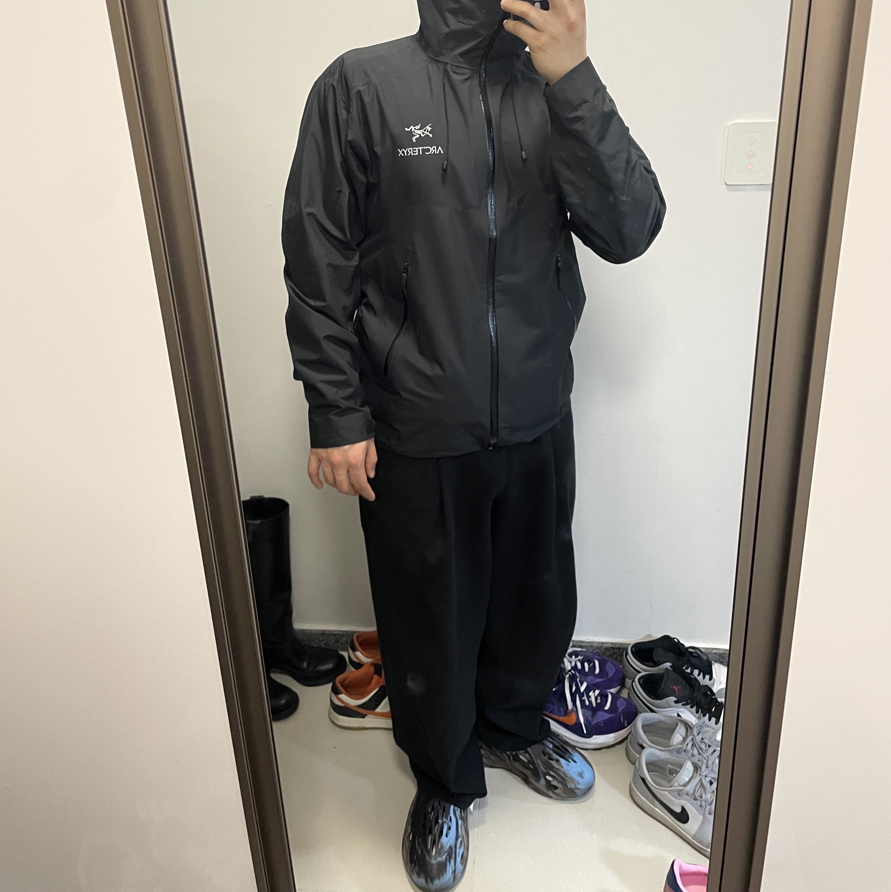 Arc'teryx Beta LT Jacket Black, Adidas Yeezy Foam RNNR MX Cinder 착용 스타일