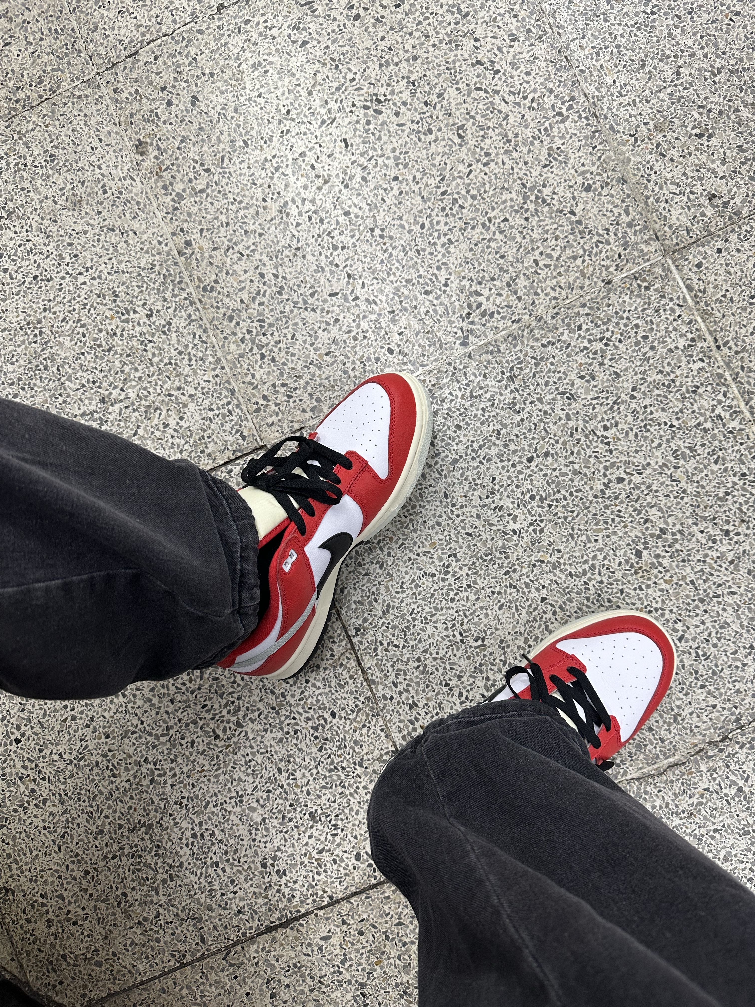 Nike Dunk Low Retro PRM University Red Black 착용 스타일 - 2