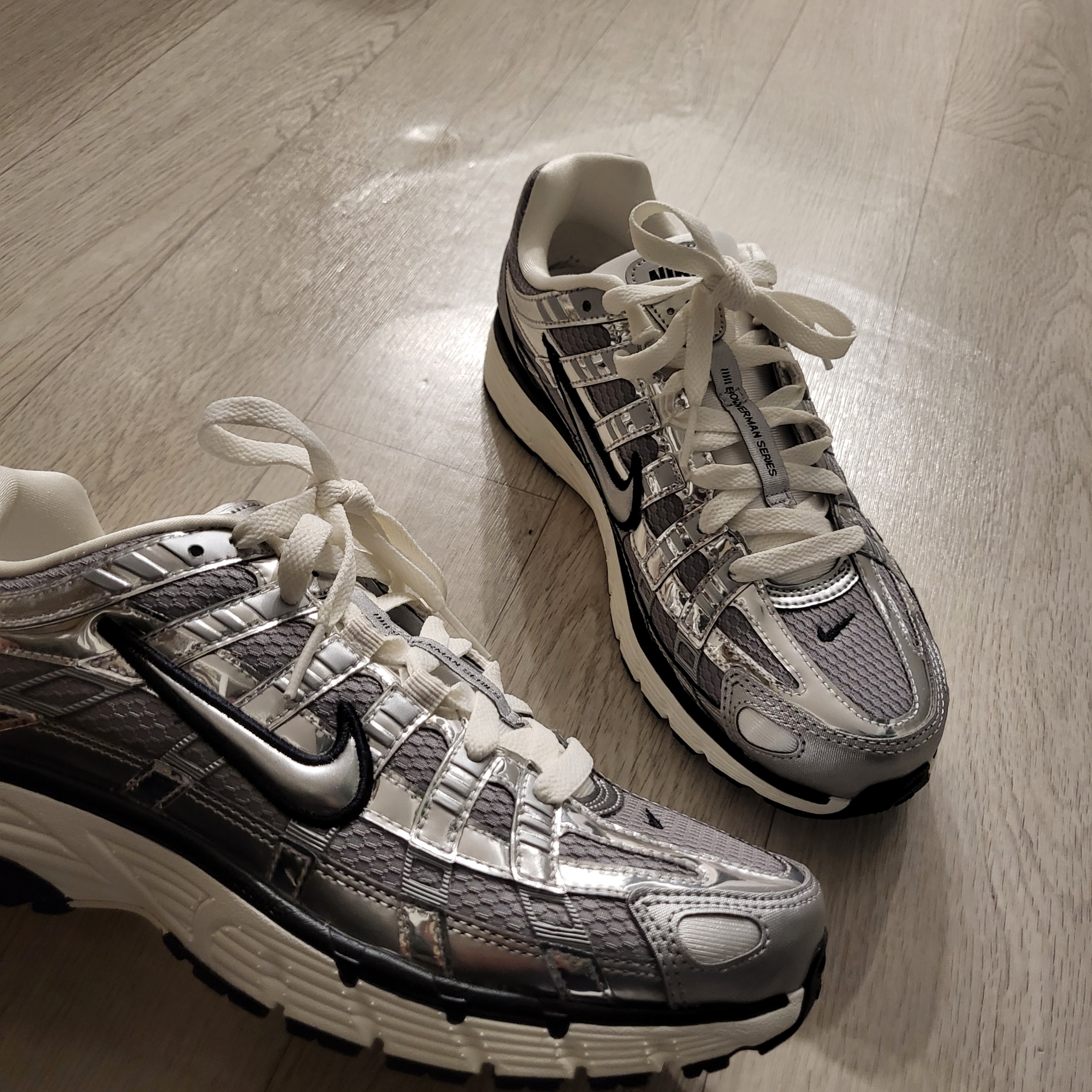 Nike P-6000 Metallic Silver 착용 스타일 - 1