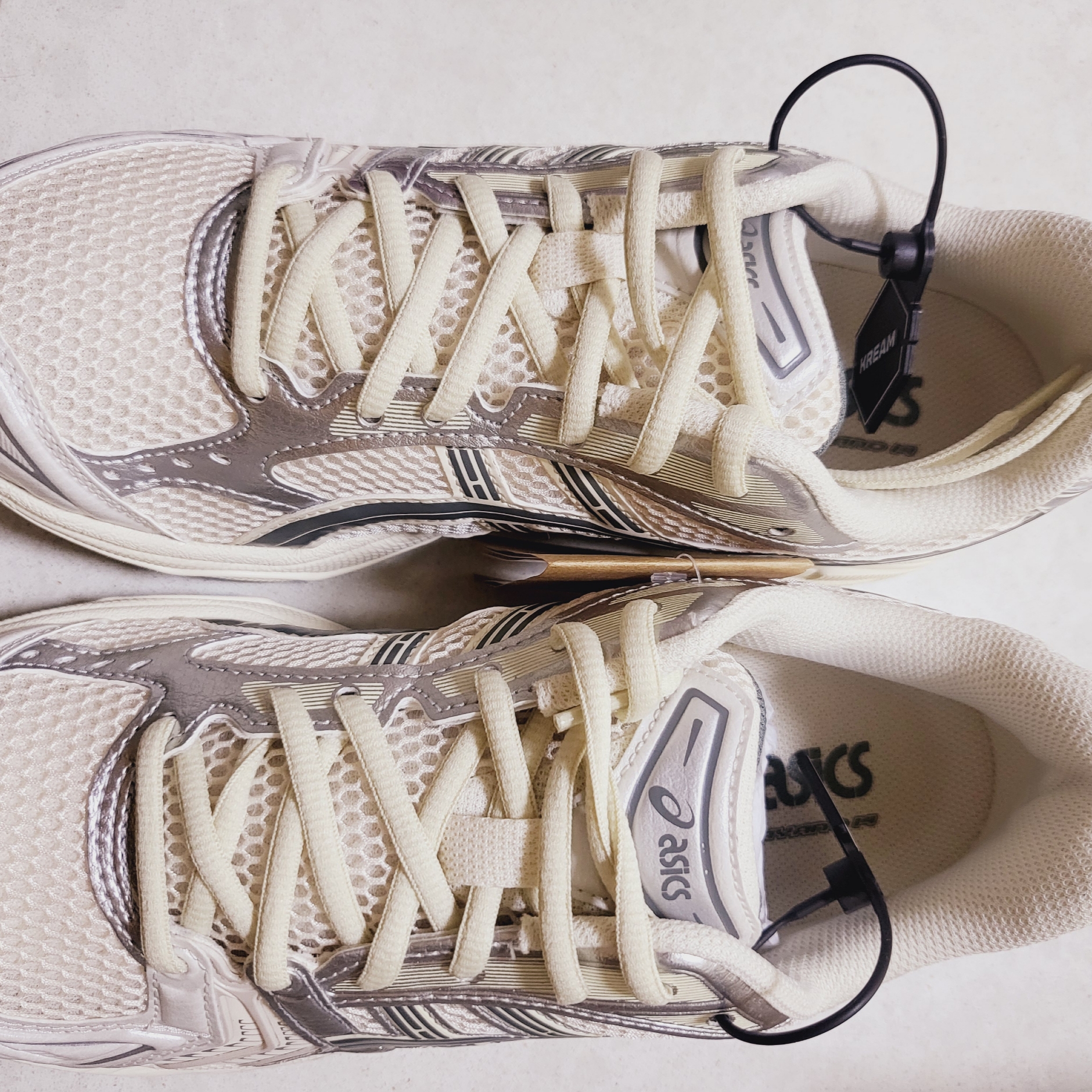 Asics Gel-Kayano 14 Birch Dark Pewter 착용 스타일 - 2