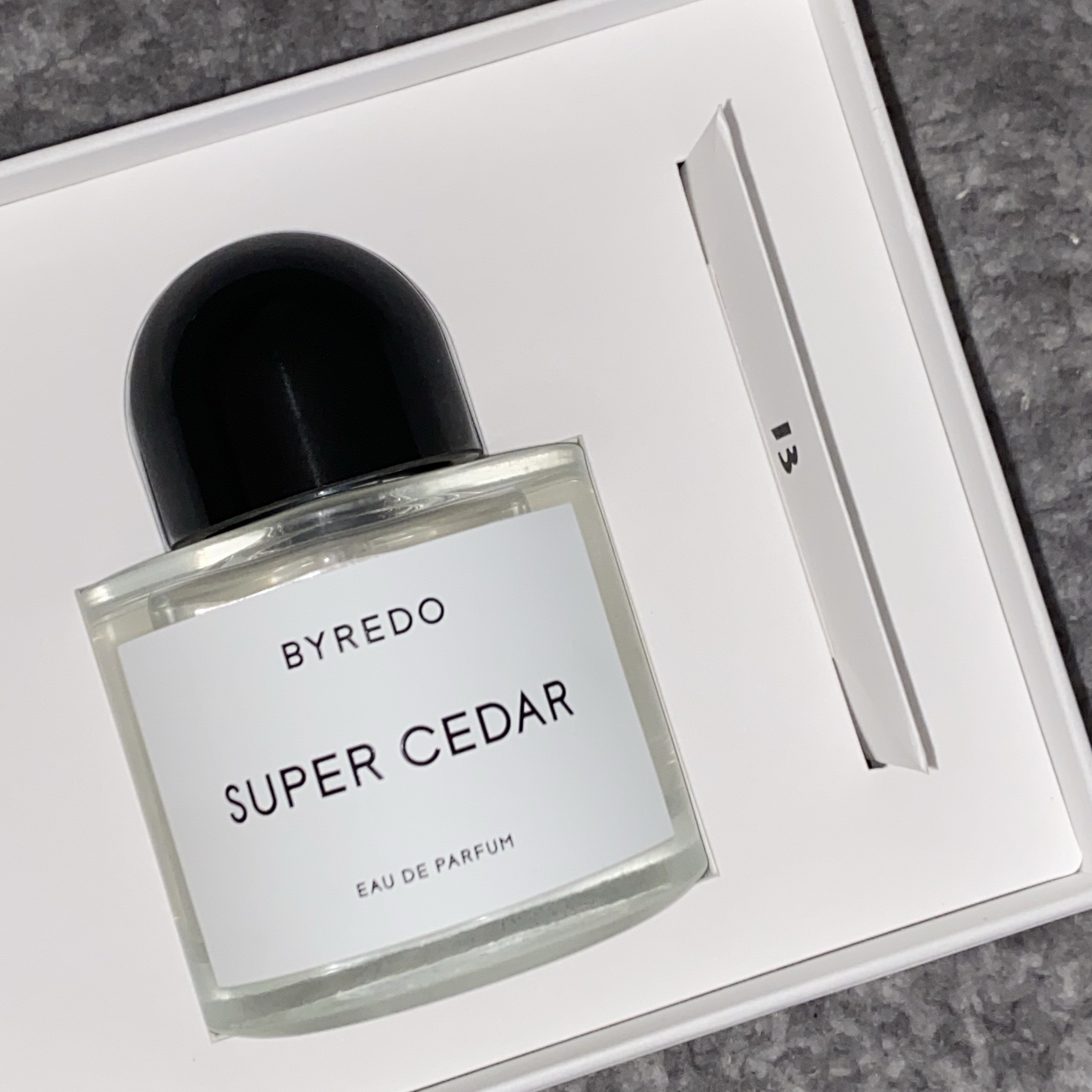 Byredo Super Cedar Eau De Parfum 100ml 착용 스타일 - 3