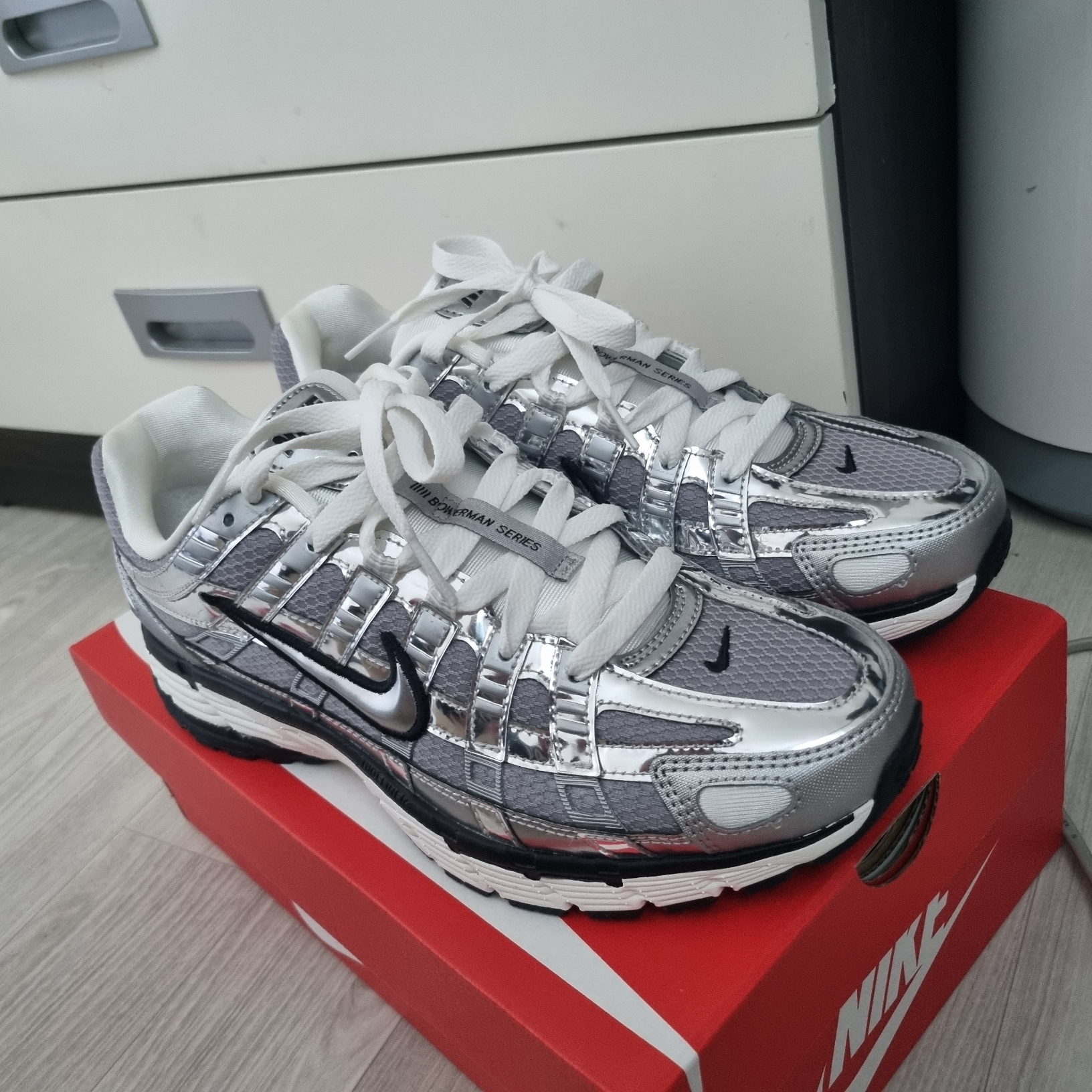 Nike P-6000 Metallic Silver 착용 스타일