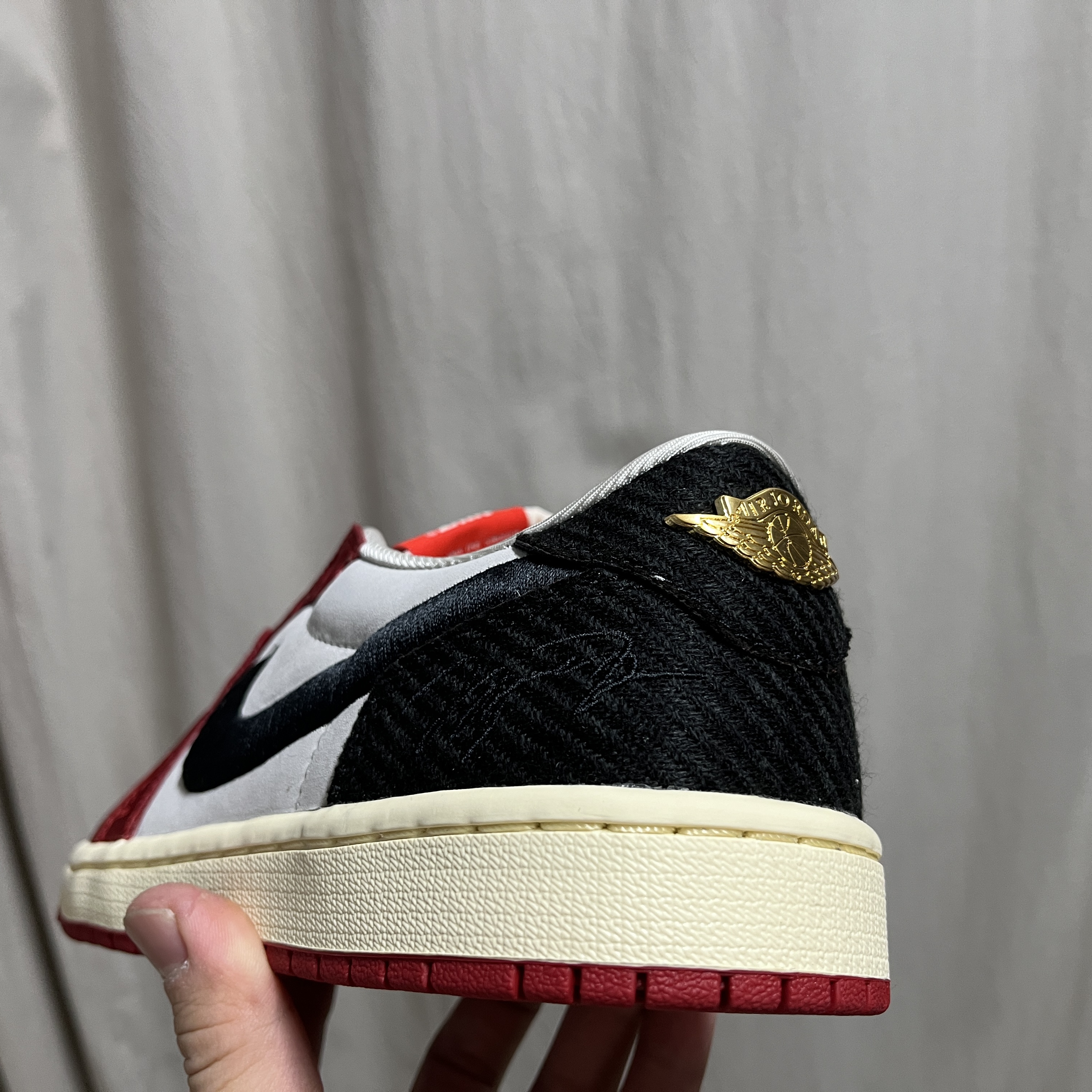 Jordan 1 x Trophy Room Retro Low OG SP Sail Varsity Red 착용 스타일 - 2