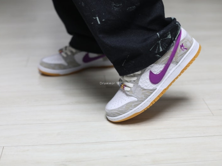 Nike x Rayssa Leal SB Dunk Low PRM Pure Platinum Vivid Purple 착용 스타일