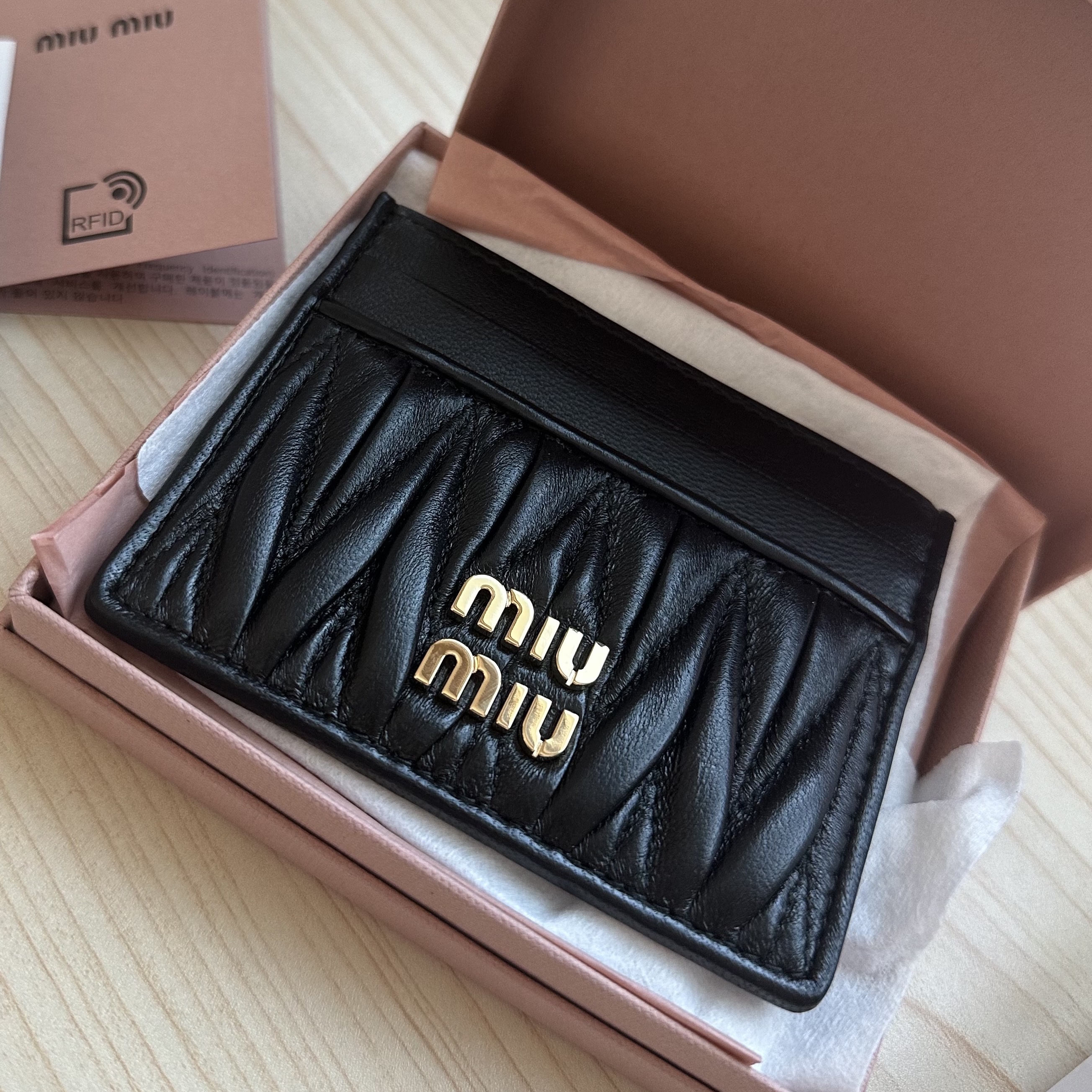 Miu Miu Matelasse Nappa Leather Card Holder Black 착용 스타일
