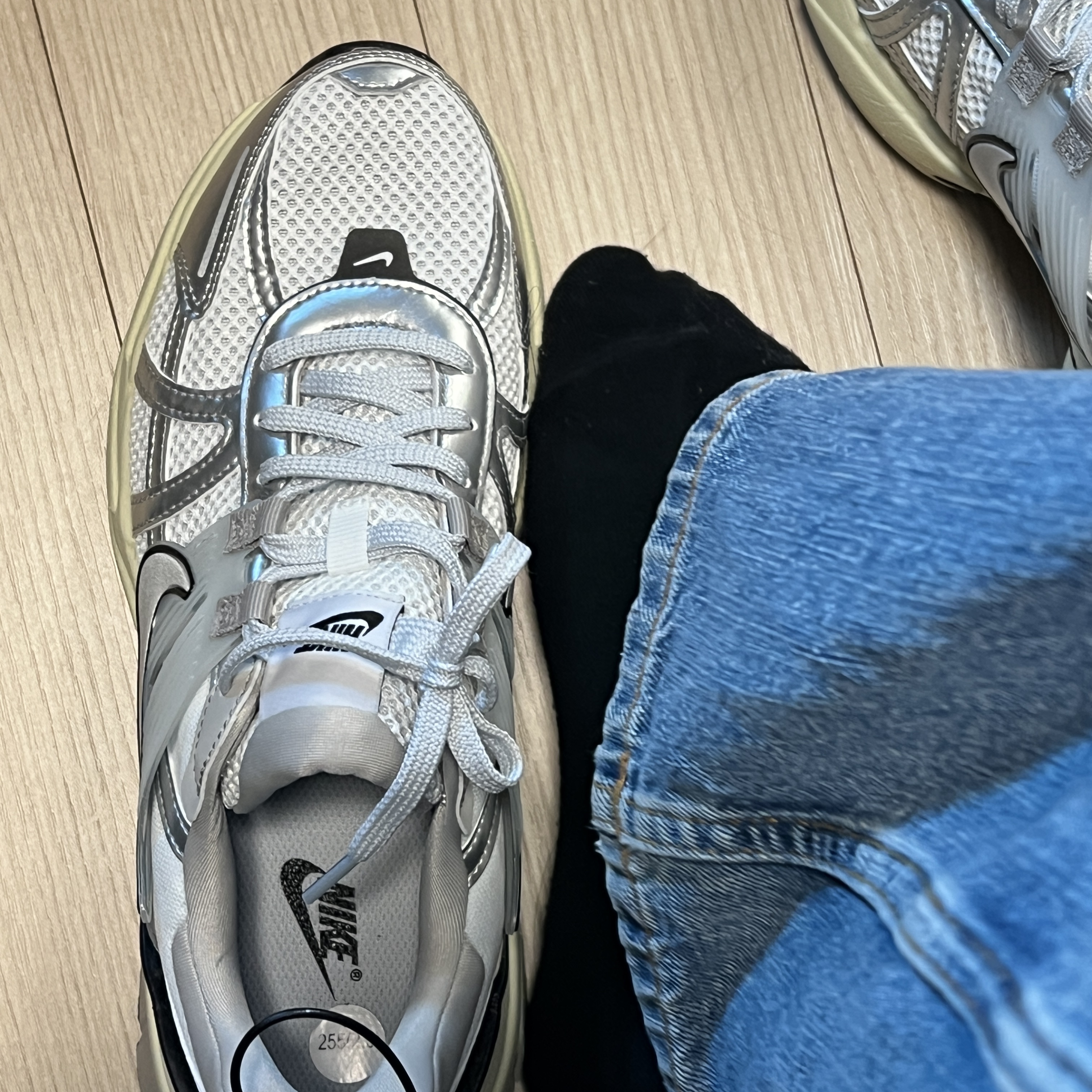 Nike V2K Run Summit White Metallic Silver 착용 스타일 - 1