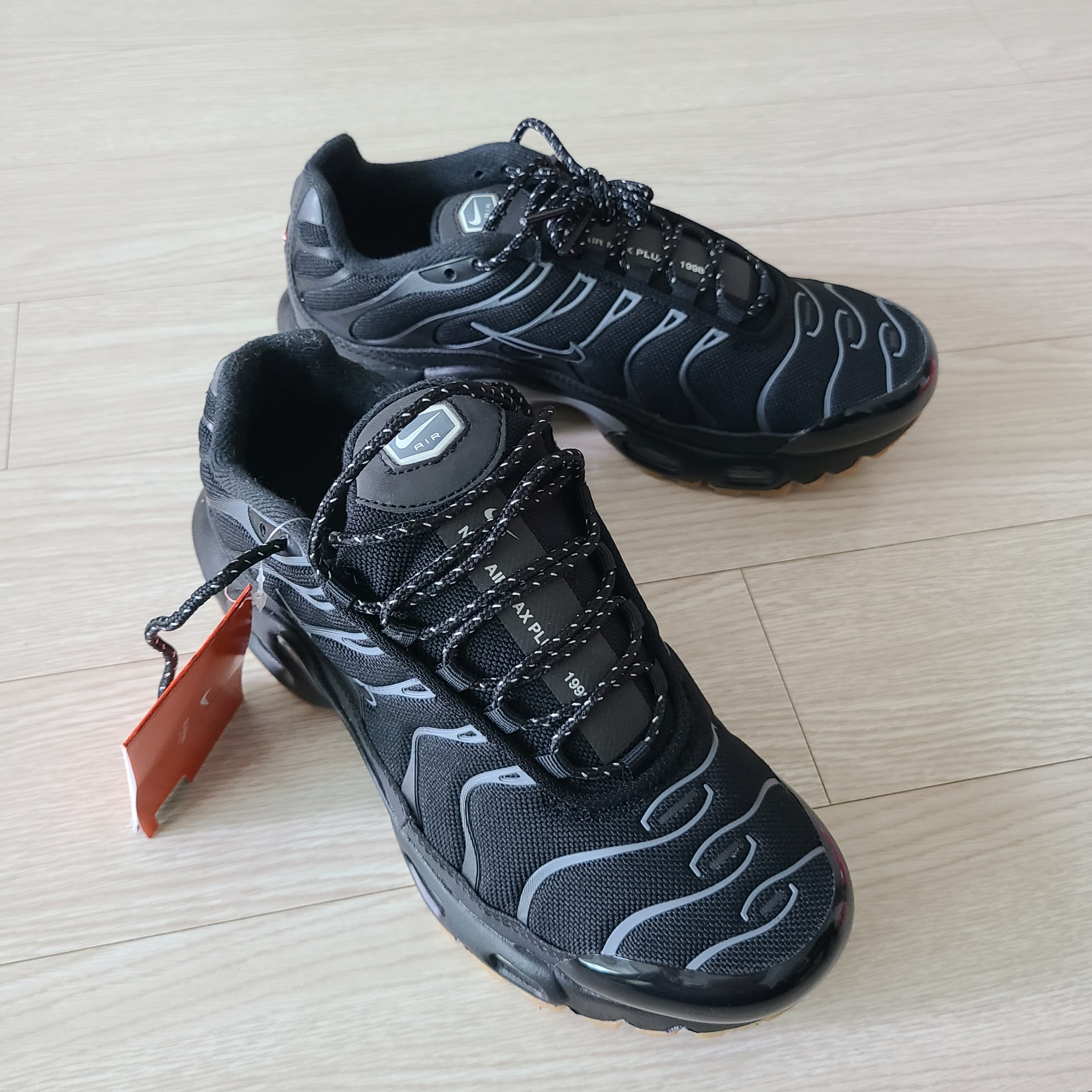 (GS) Nike Air Max Plus Black Smoke Grey 착용 스타일 - 2
