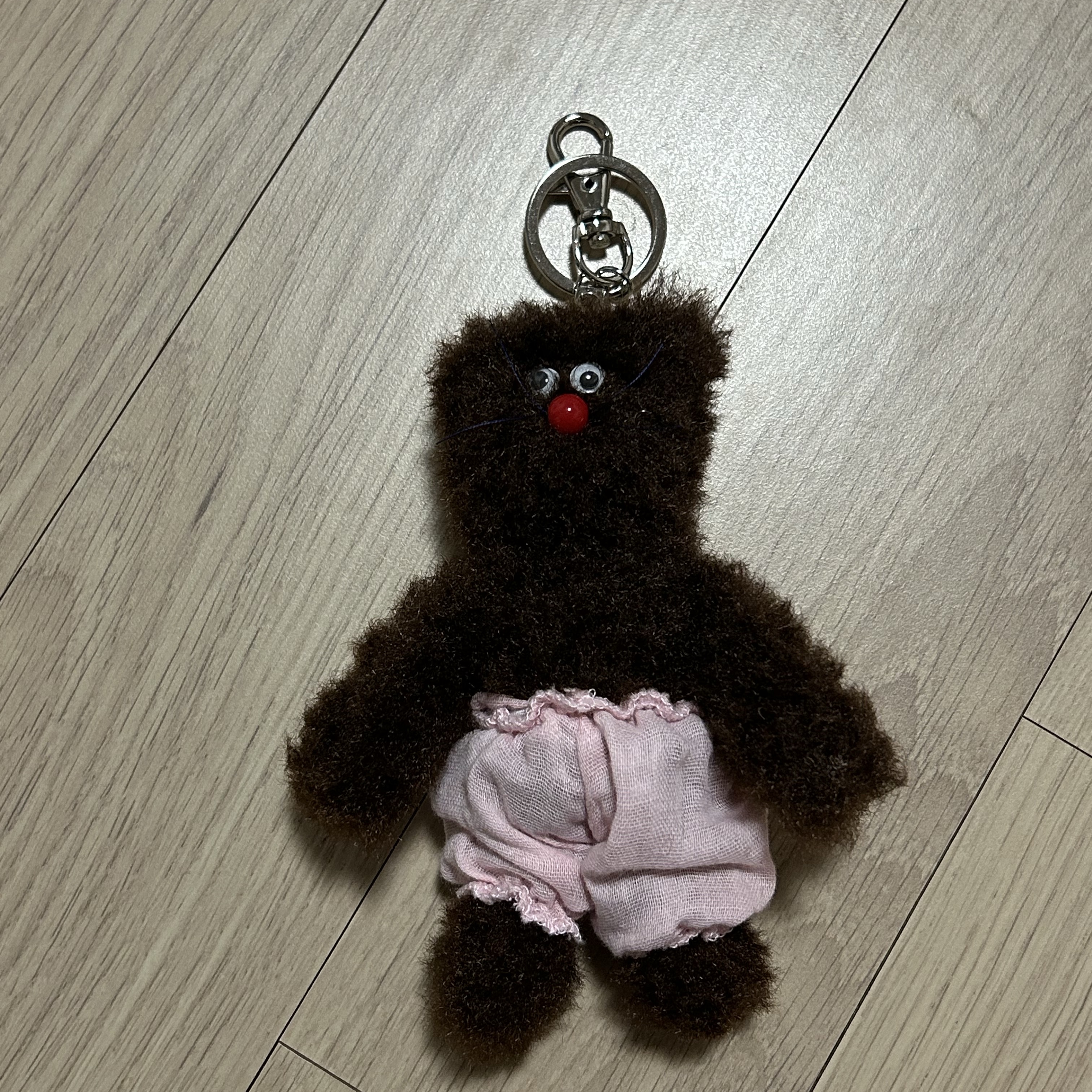 Monamhee Bred Keyring with Pink Pants Brown 착용 스타일
