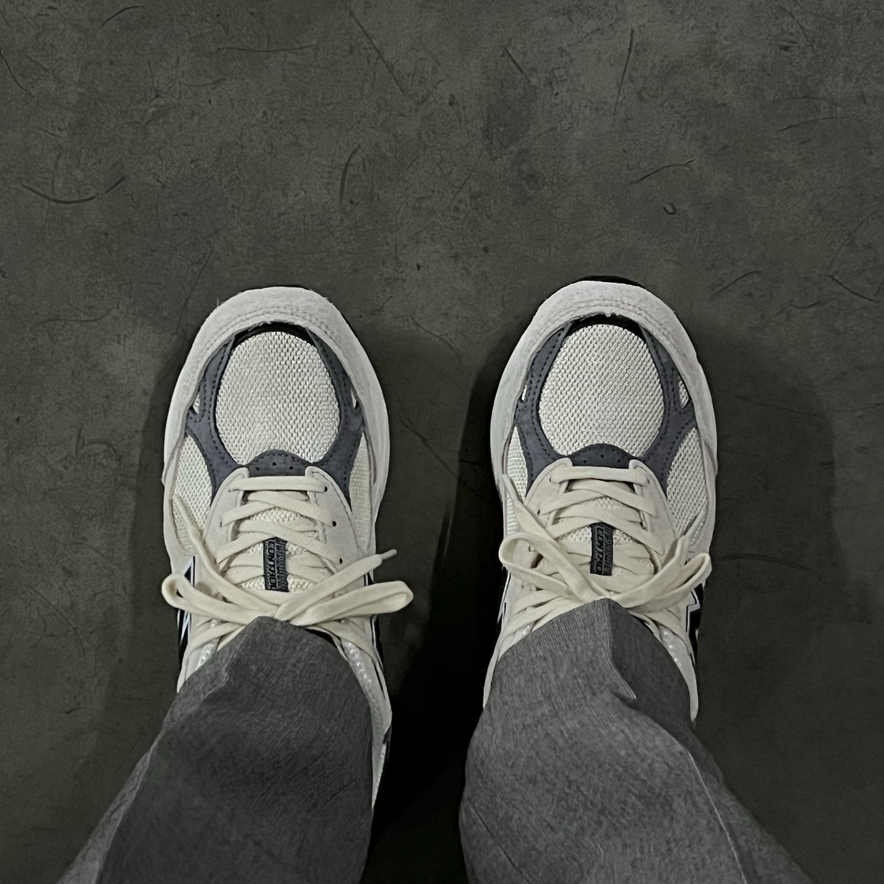 New Balance 990v3 Made in USA Moonbeam Macadamia Nut 착용 스타일