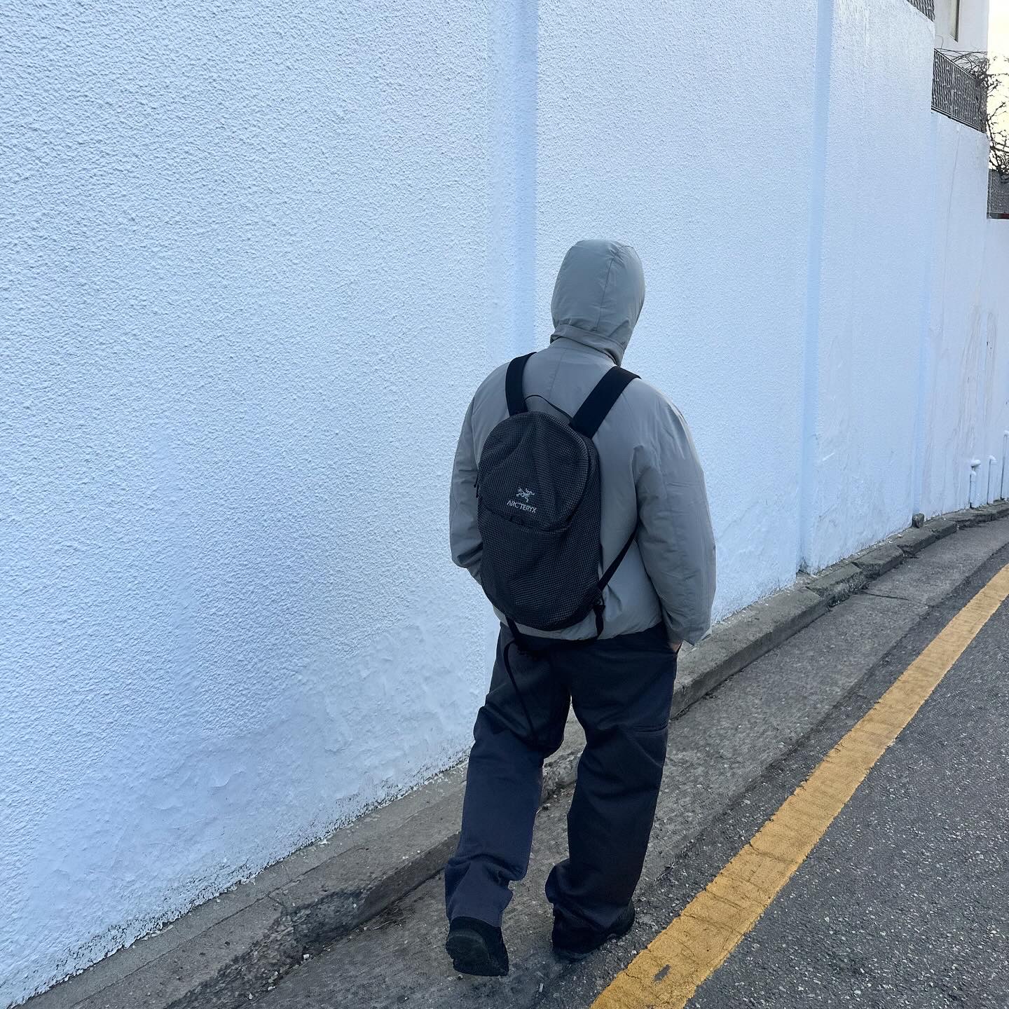 Nike x Supreme Air Humara 17 Black, Arc'teryx Konseal 15 Backpack Black 착용 스타일 - 3