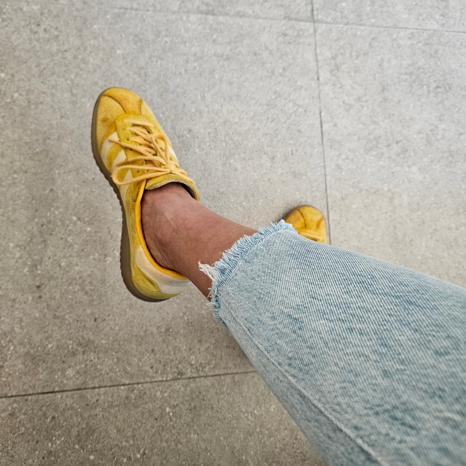 Adidas Bermuda Bold Gold 착용 스타일