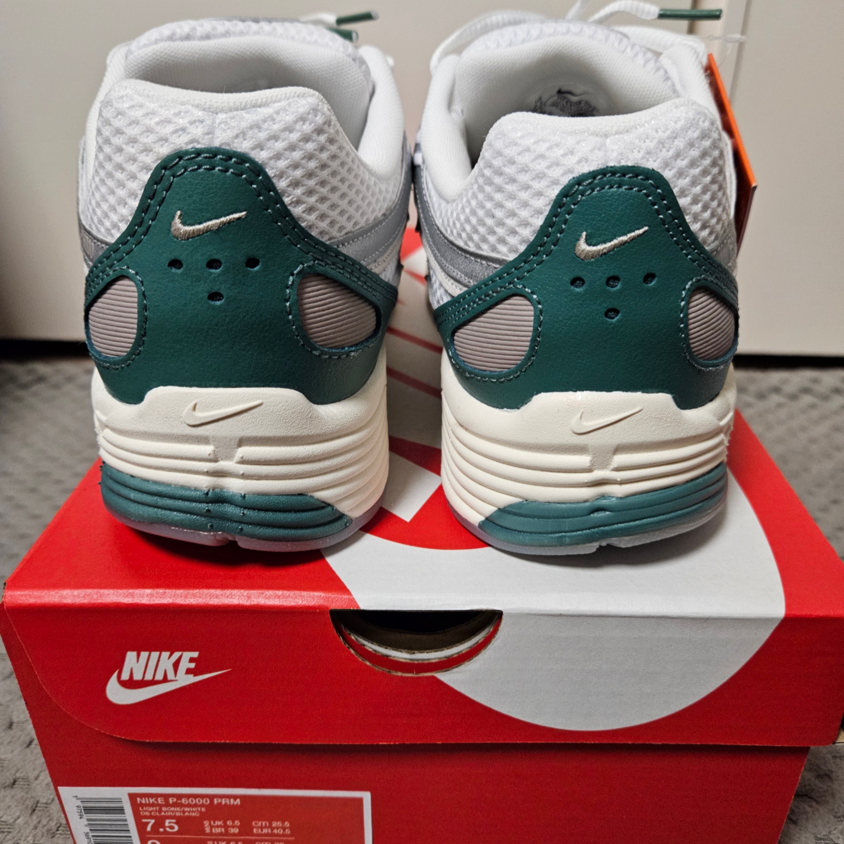 Nike P-6000 Light Bone White Metallic Silver 착용 스타일 - 3