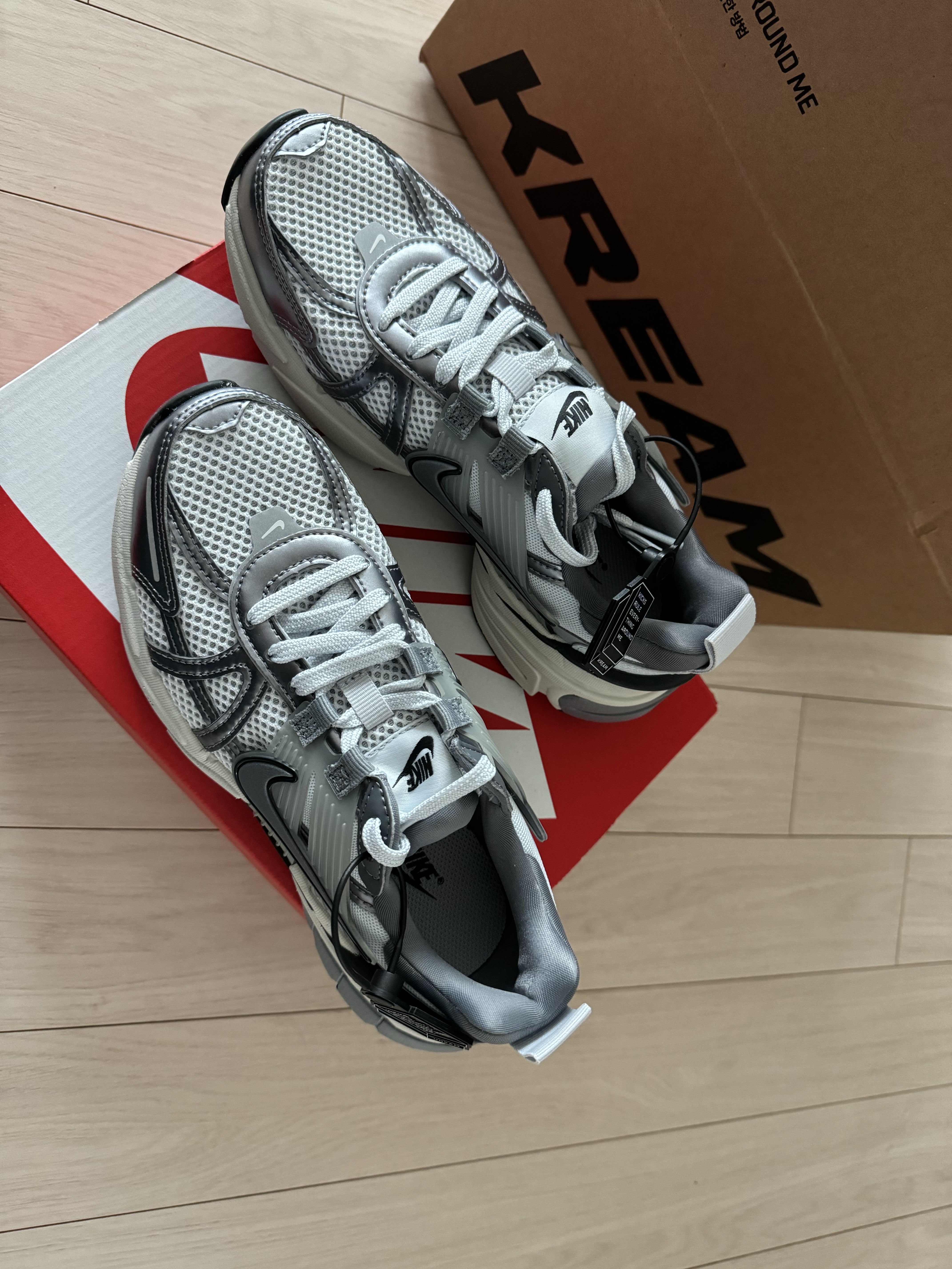Nike V2K Run Pure Platinum Wolf Grey 착용 스타일