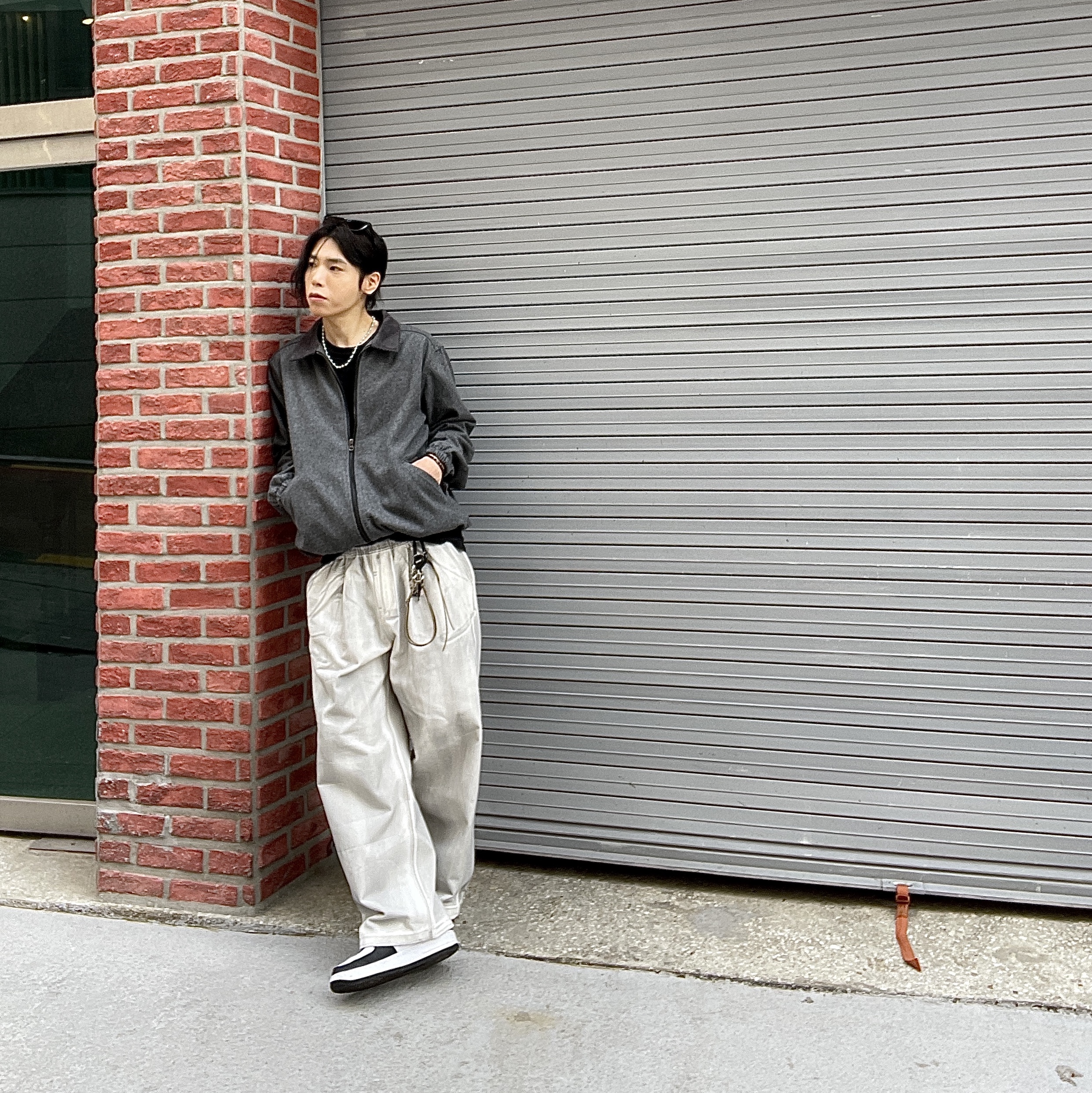 Gentle Monster x Maison Margiela MM007 Black Black, Our Legacy Ladon Leather Keychain Olive 착용 스타일 - 7