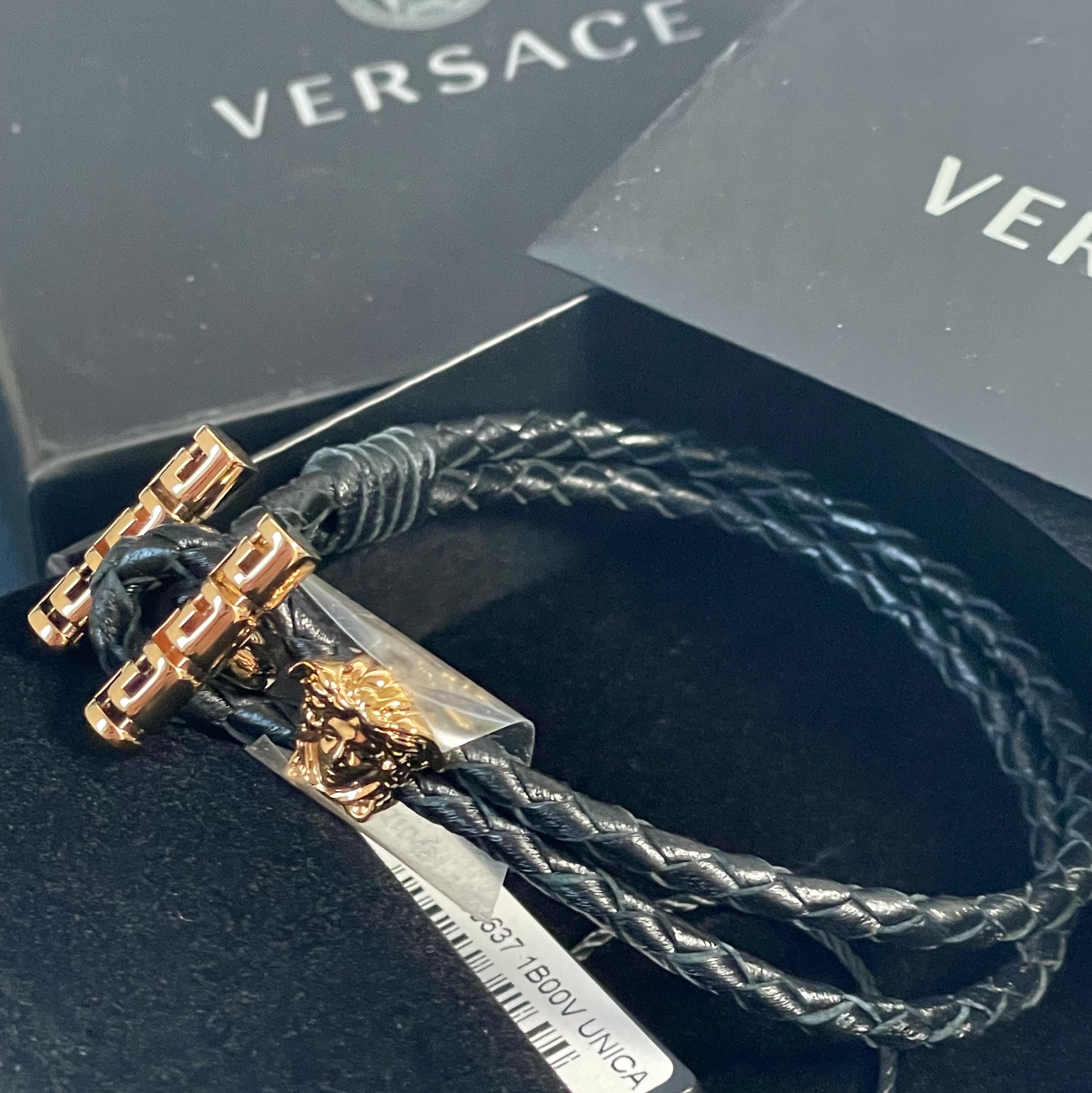 Versace Medusa Intrecciato Bracelet Black, Bottega Veneta Nappa Bracelet Black 착용 스타일 - 2